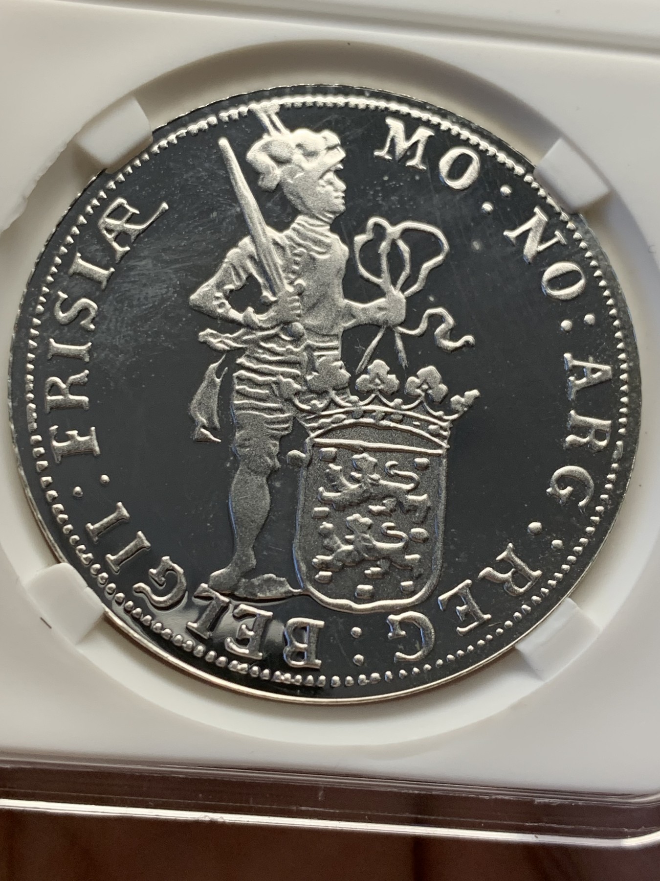 《竞宝斋》第208场-周日，周一 2场 (全场包邮) 1998年 荷兰 乌特勒支武士1杜卡特 皇家造币厂 复古纪念大银币 直径40mm，重28.3g，873银，发行量仅11100枚。UNC全新镜面精制银币。