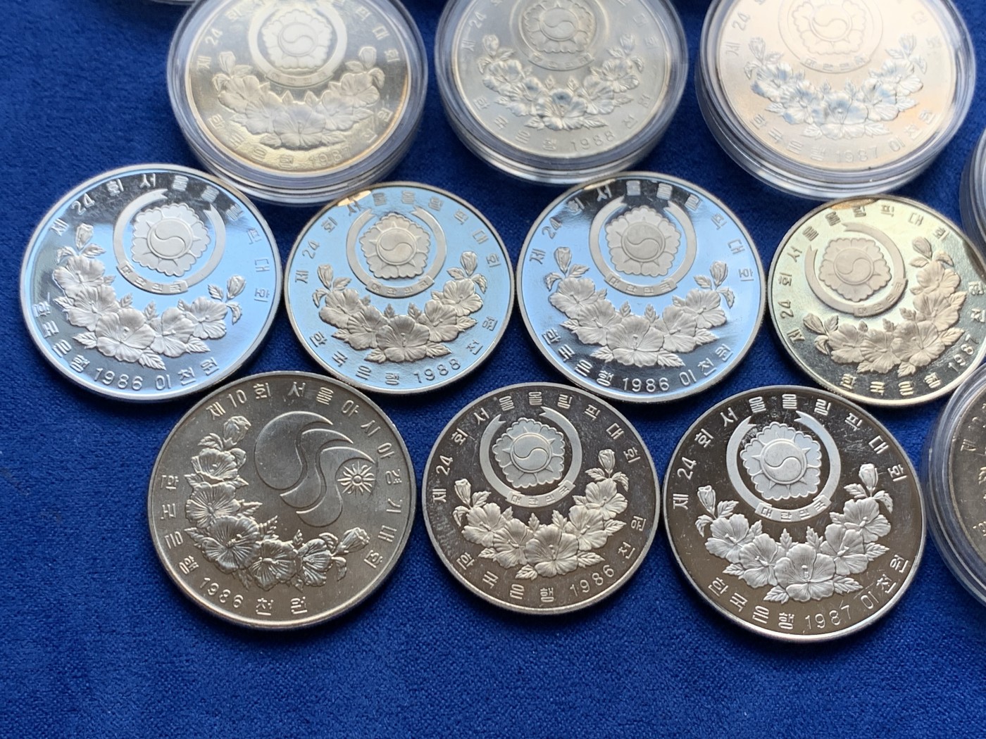 《竞宝斋》第208场-周日，周一 2场 (全场包邮) 韩国纪念币一组15枚，含精制类纪念币，圆盒为套币里面拆出的