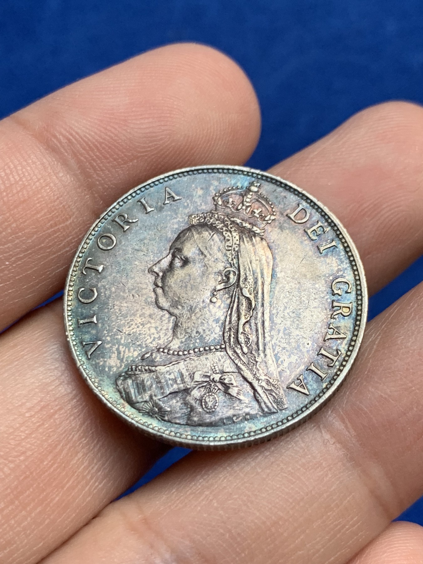 《竞宝斋》第208场-周日，周一 2场 (全场包邮) 英国 1887年 维多利亚弗洛林银币 五彩深彩包浆 精品裸币