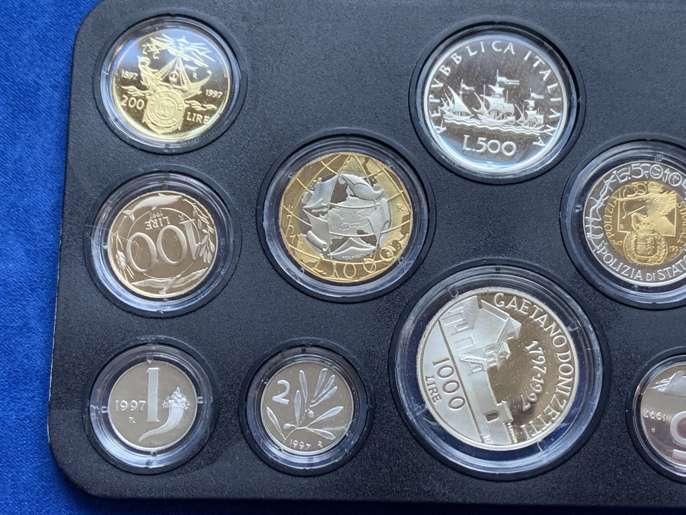 《竞宝斋》第208场-周日，周一 2场 (全场包邮) 意大利1997年精制套币。纪念人物为浪漫主义歌剧乐派的多尼采蒂，诺贝尔文学奖获得者。另200里拉与500里拉双色币也是独年设计