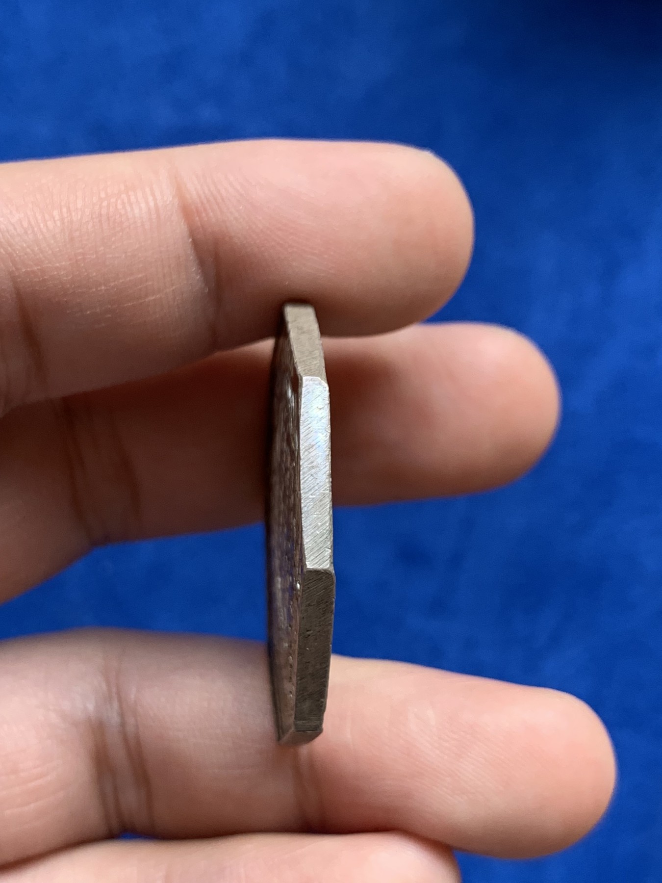 《竞宝斋》第208场-周日，周一 2场 (全场包邮) 法国贴现银行银质八角代币 人脸清晰高点无磨损 底板带镜面感，早期无边铭 品相不错 34.6mm 19.4g（送小方盒）细节见图