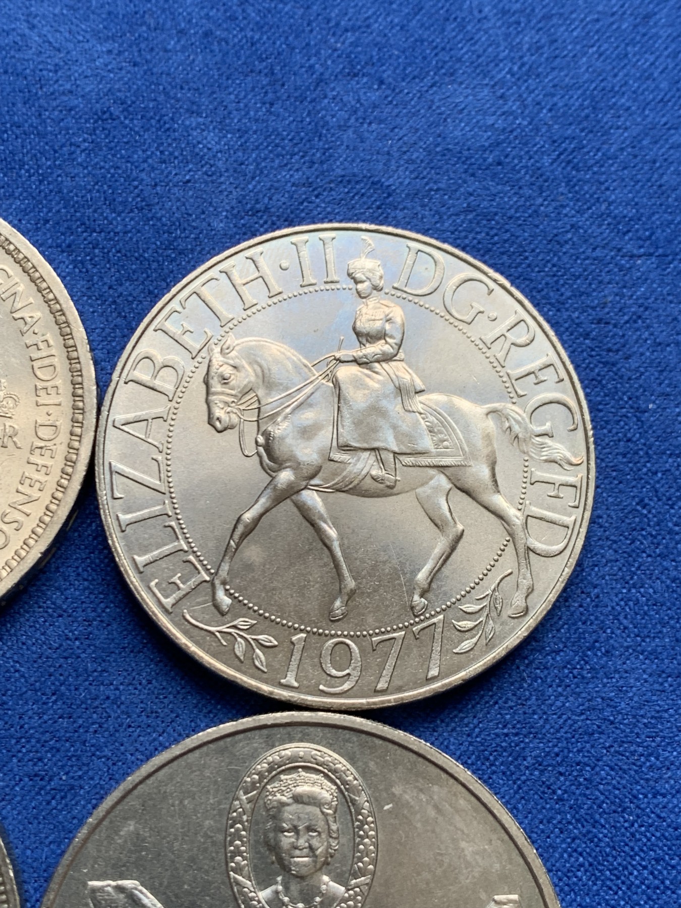 《竞宝斋》第208场-周日，周一 2场 (全场包邮) 4枚一组 伊丽莎白女王克朗型大镍币，圣赫勒拿两枚，英国两枚，女王像栩栩如生