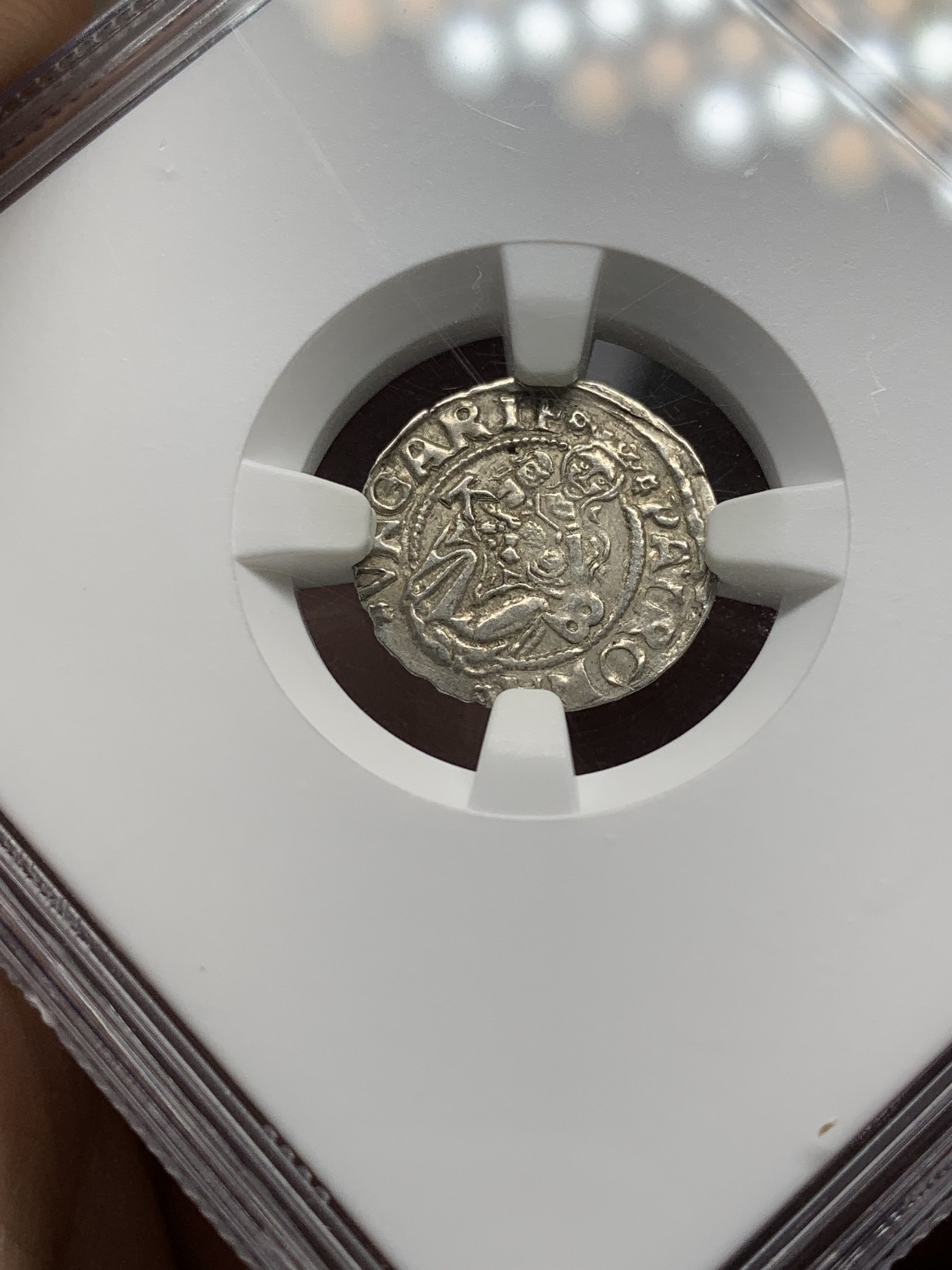 《竞宝斋》第208场-周日，周一 2场 (全场包邮) NGC MS62 匈牙利1545年圣母抱子1第纳尔打制银币，人物打制清晰