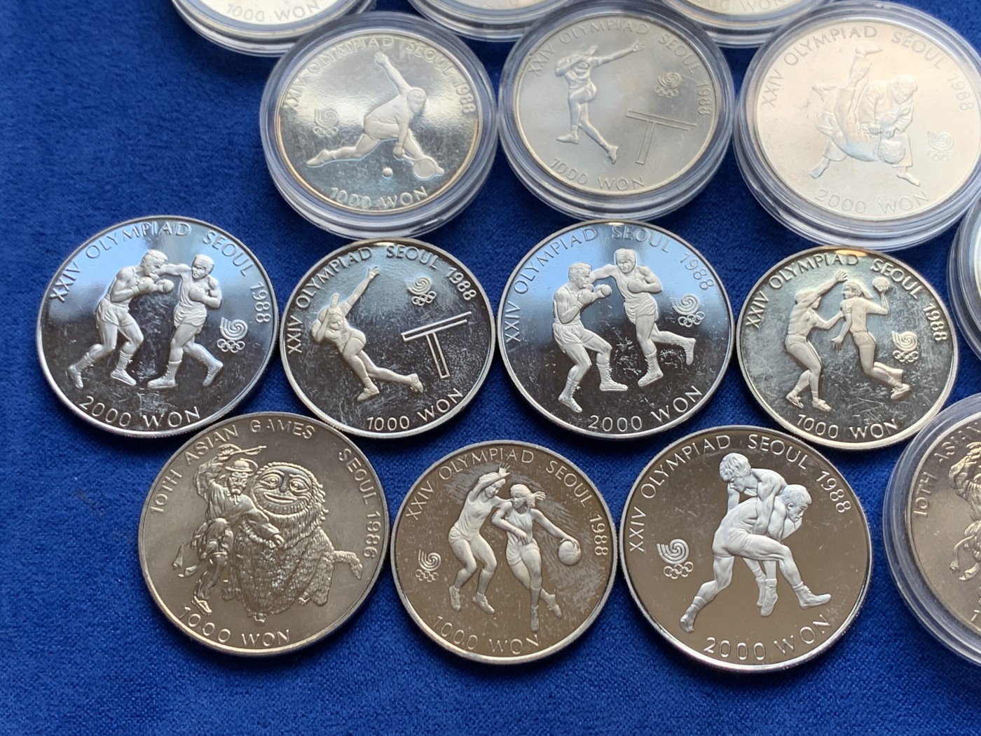 《竞宝斋》第208场-周日，周一 2场 (全场包邮) 韩国纪念币一组15枚，含精制类纪念币，圆盒为套币里面拆出的