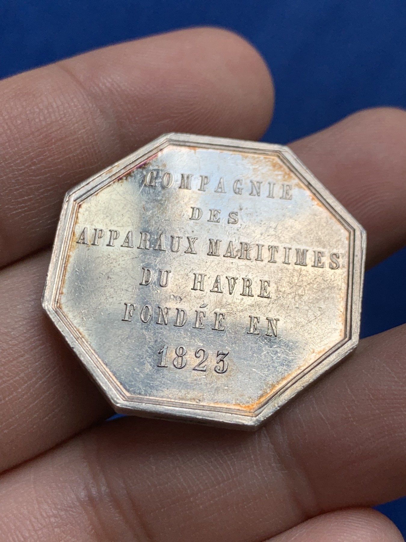 《竞宝斋》第208场-周日，周一 2场 (全场包邮) 法国1845-1860少见的港口景观八角银质代币 32mm 15.4g 手指铭