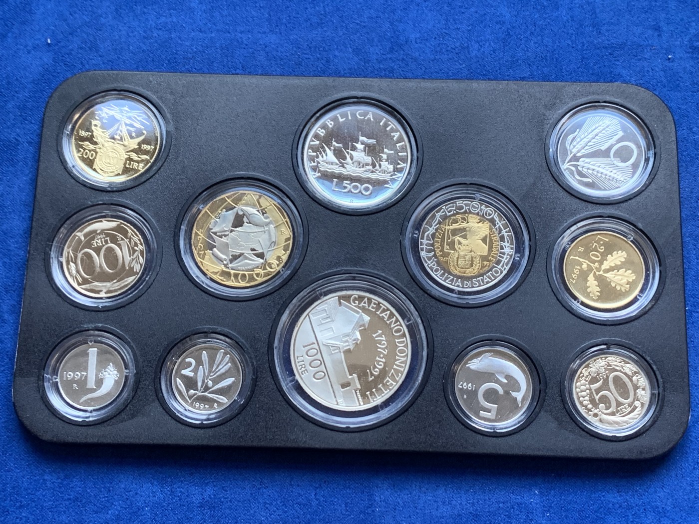 《竞宝斋》第208场-周日，周一 2场 (全场包邮) 意大利1997年精制套币。纪念人物为浪漫主义歌剧乐派的多尼采蒂，诺贝尔文学奖获得者。另200里拉与500里拉双色币也是独年设计