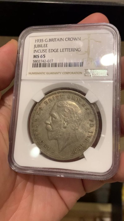 《竞宝斋》第208场-周日，周一 2场 (全场包邮) 高级分数 NGC-MS65 英国 1935年木马剑克朗银币 铁灰色欧洲包浆 65分已经很难了