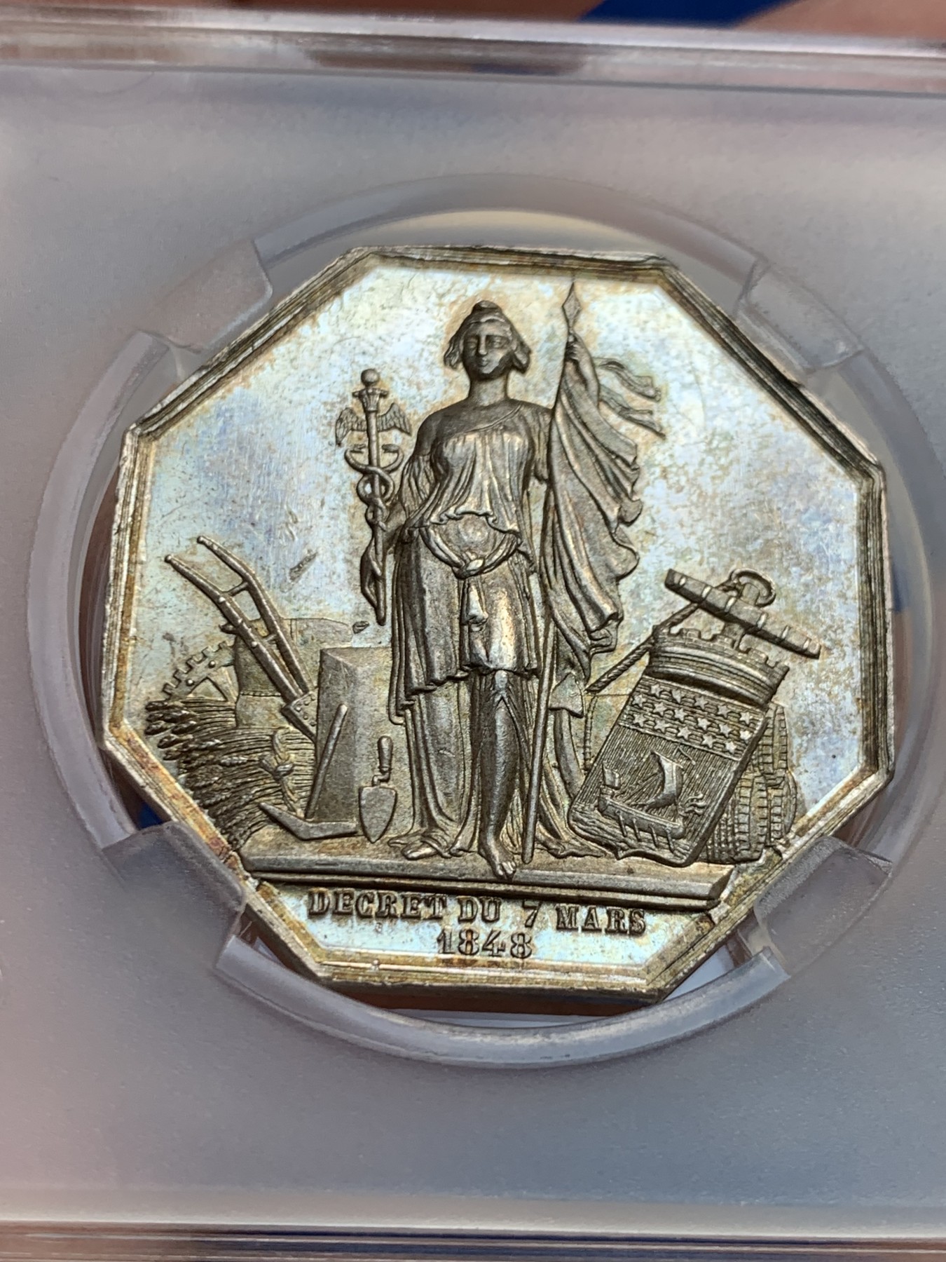 《竞宝斋》第208场-周日，周一 2场 (全场包邮) 法国贴现银行银质八角代币 人脸清晰高点无磨损 底板带镜面感，早期无边铭 品相不错 34.6mm 19.4g（送小方盒）细节见图