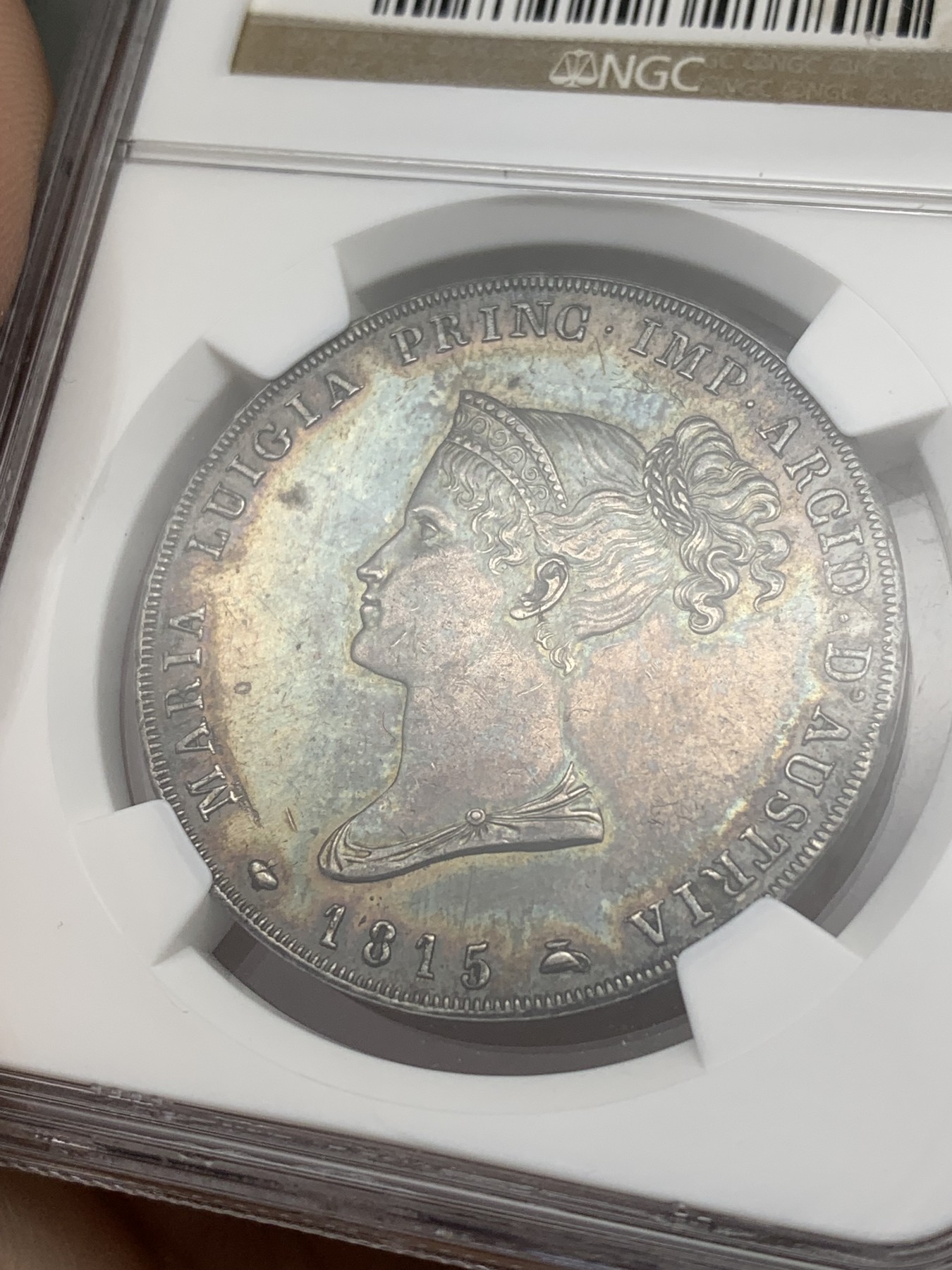 《竞宝斋》第208场-周日，周一 2场 (全场包邮) NGC AU58 意大利1815年帕尔马5里拉，这两年极度热门的品种，今年日本AW拍卖的63分达到了创纪录的4万5千人民币。此枚58分所见最佳，早期严评。均匀灰黑色包浆中带点五彩，性价比极高。