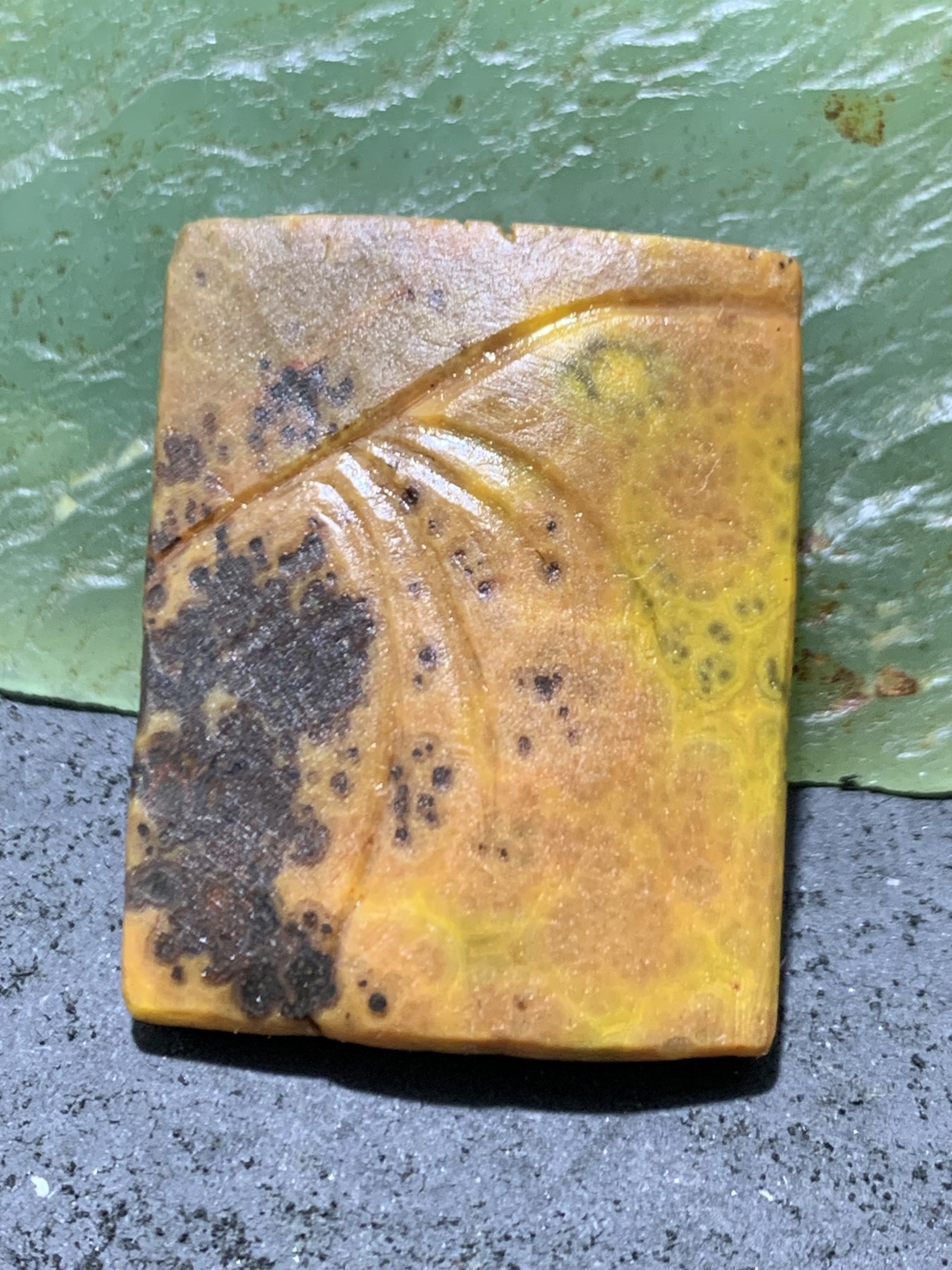 精美亚光原皮战国红玛瑙手工俏色巧雕鲤鱼戏珠牌子一个