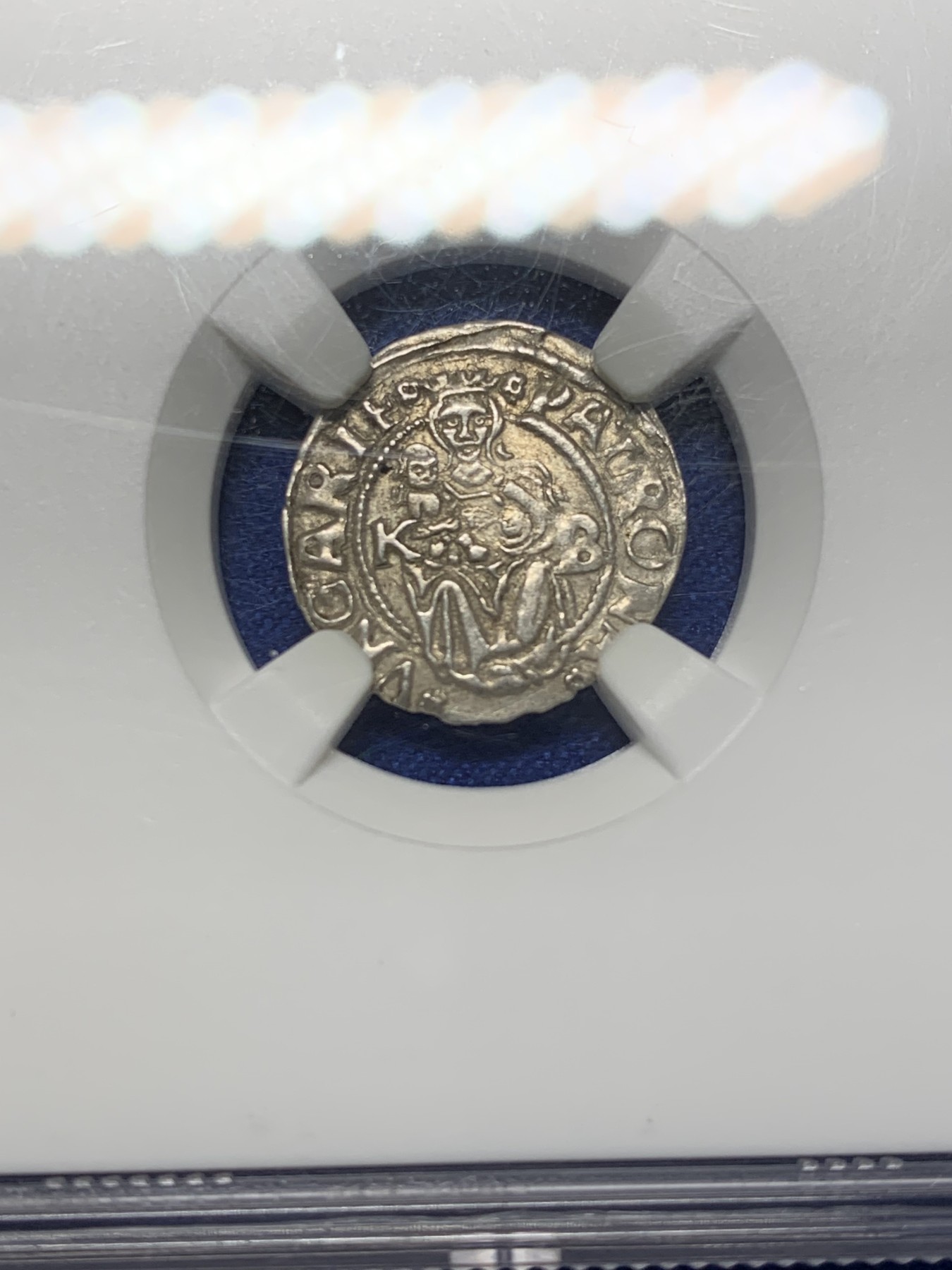 《竞宝斋》第208场-周日，周一 2场 (全场包邮) NGC MS62 匈牙利1545年圣母抱子1第纳尔打制银币，人物打制清晰