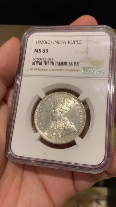 《竞宝斋》第208场-周日，周一 2场 (全场包邮) NGC-MS63 英属印度1920年C版乔五1卢比银币 BU原光美品