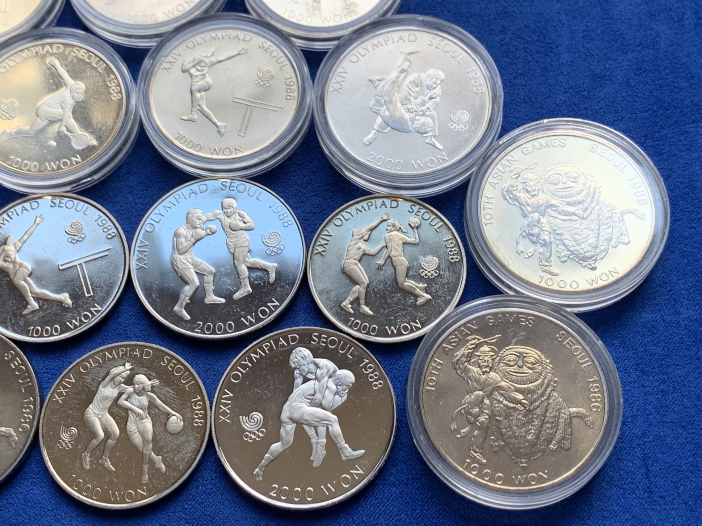 《竞宝斋》第208场-周日，周一 2场 (全场包邮) 韩国纪念币一组15枚，含精制类纪念币，圆盒为套币里面拆出的