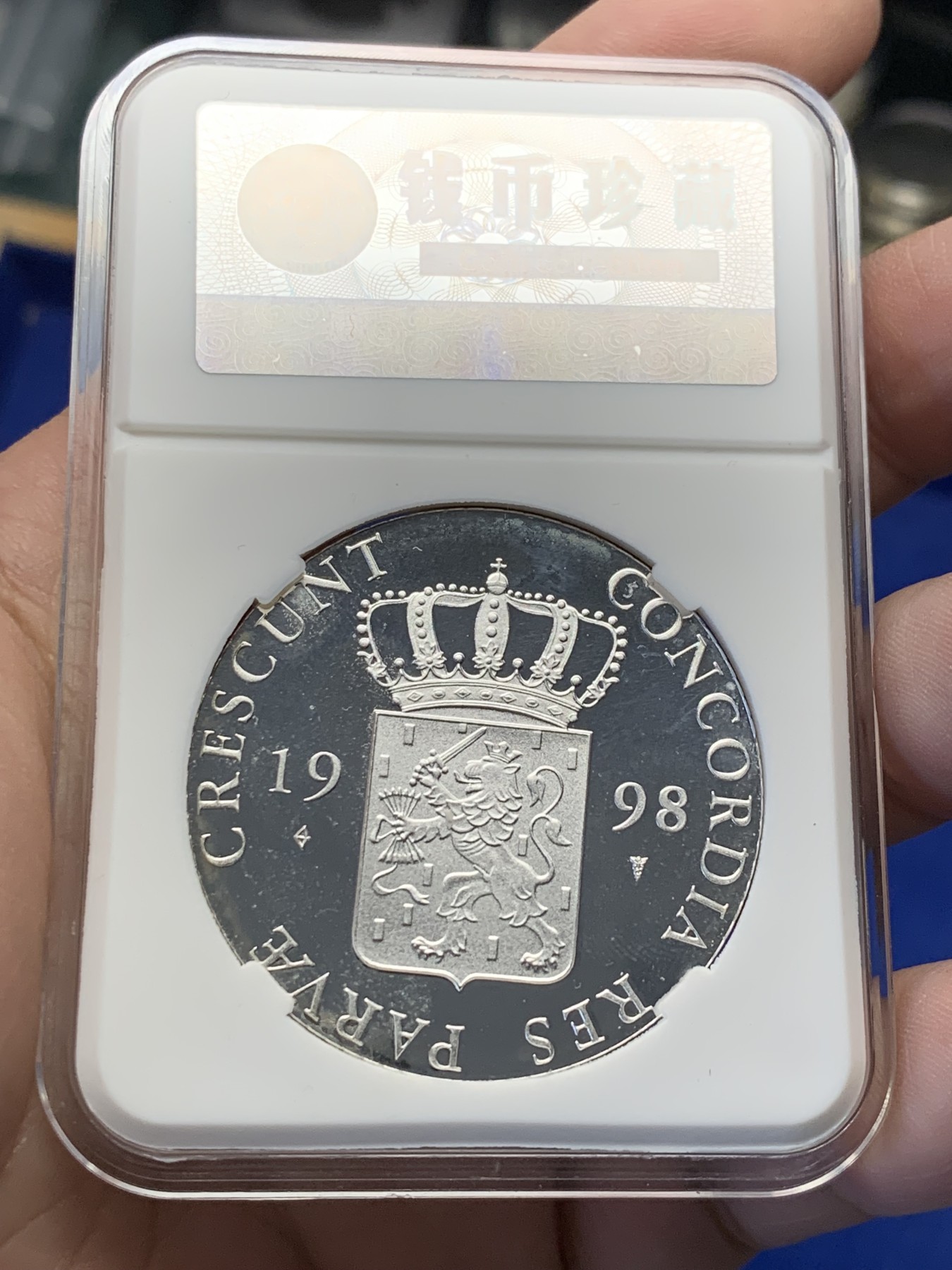 《竞宝斋》第208场-周日，周一 2场 (全场包邮) 1998年 荷兰 乌特勒支武士1杜卡特 皇家造币厂 复古纪念大银币 直径40mm，重28.3g，873银，发行量仅11100枚。UNC全新镜面精制银币。