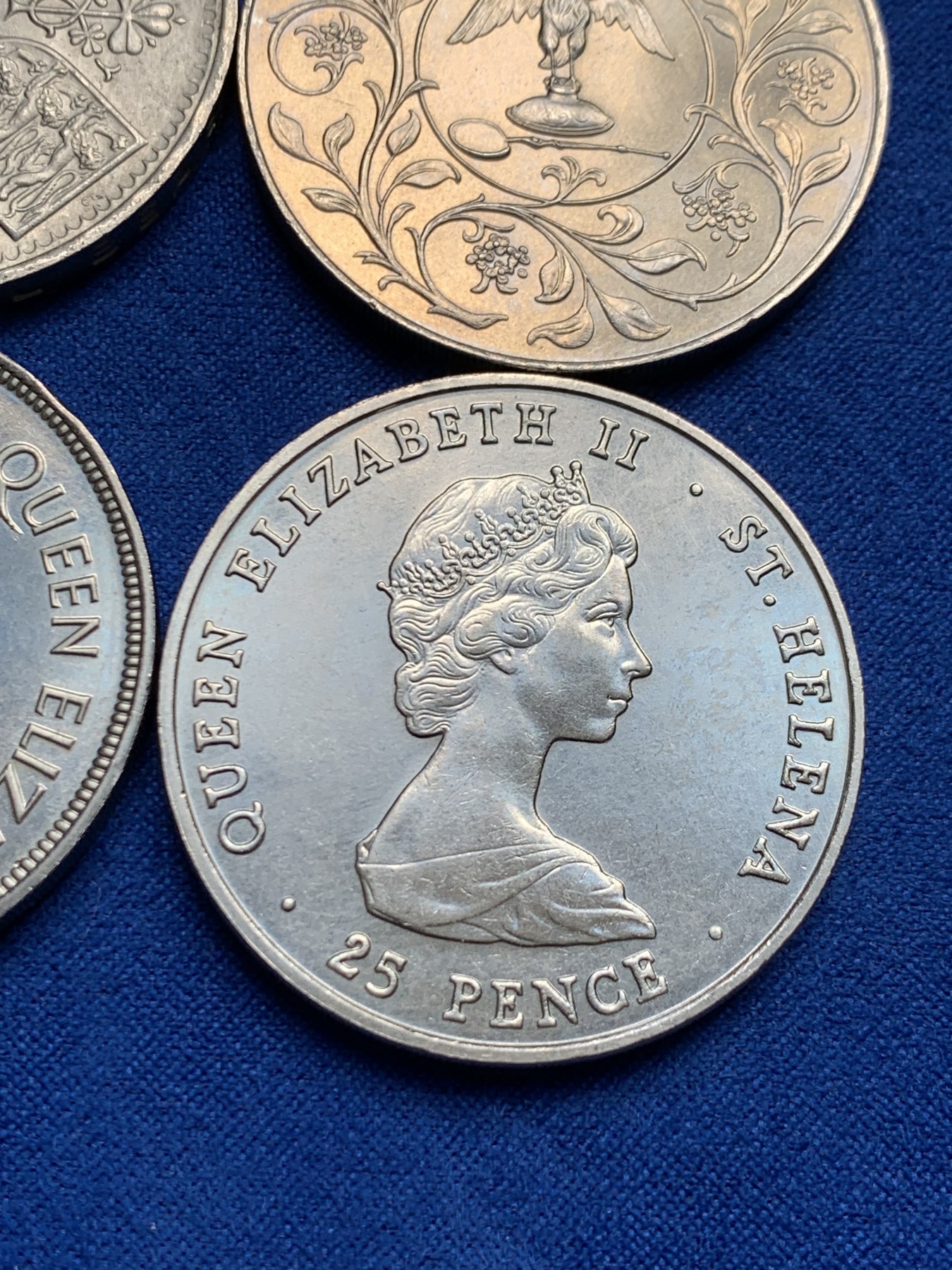 《竞宝斋》第208场-周日，周一 2场 (全场包邮) 4枚一组 伊丽莎白女王克朗型大镍币，圣赫勒拿两枚，英国两枚，女王像栩栩如生