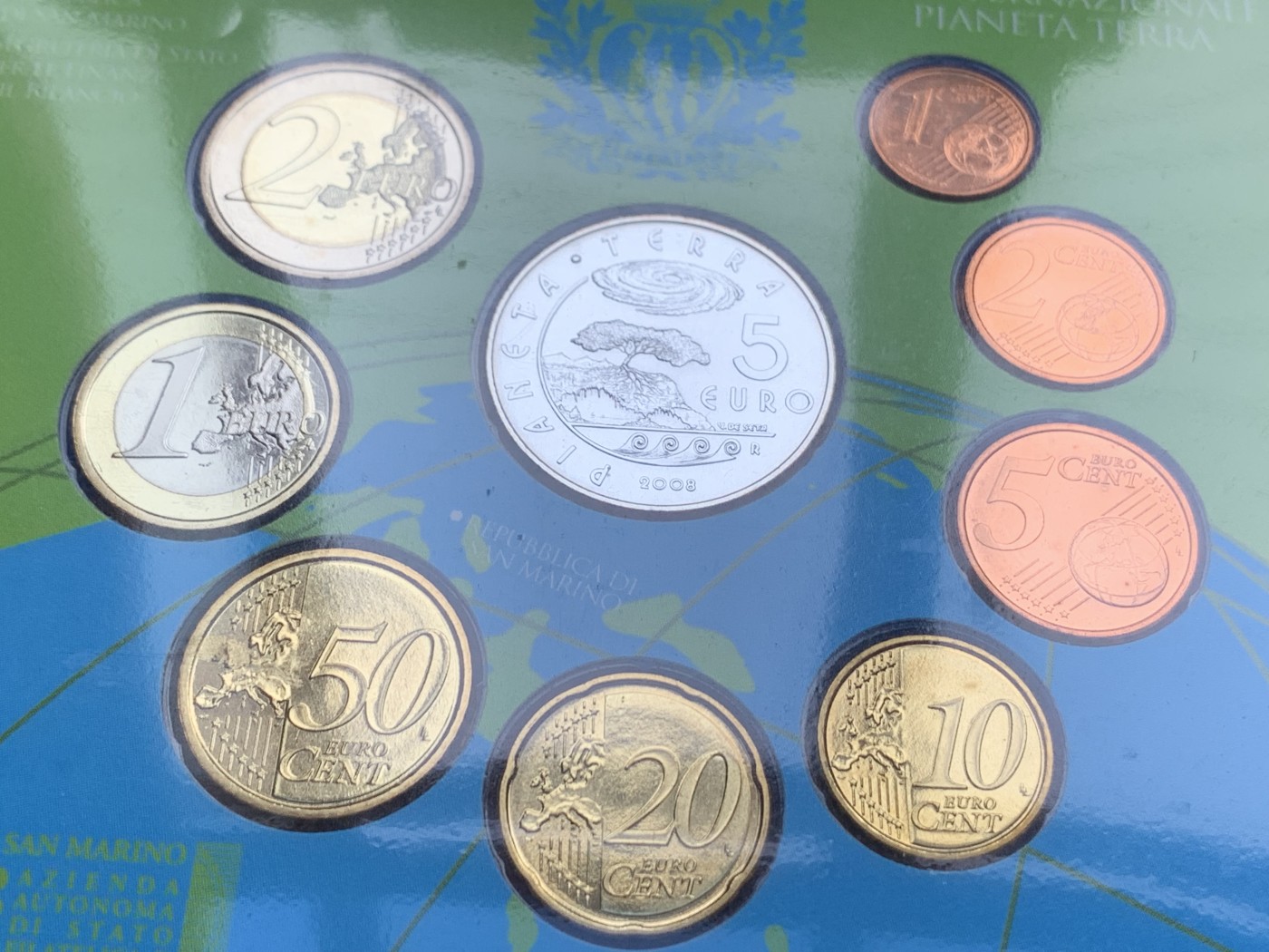 《竞宝斋》第208场-周日，周一 2场 (全场包邮) 圣马力诺2008年套币。欧元设计巧妙，最大的是925银币、32毫米、18克