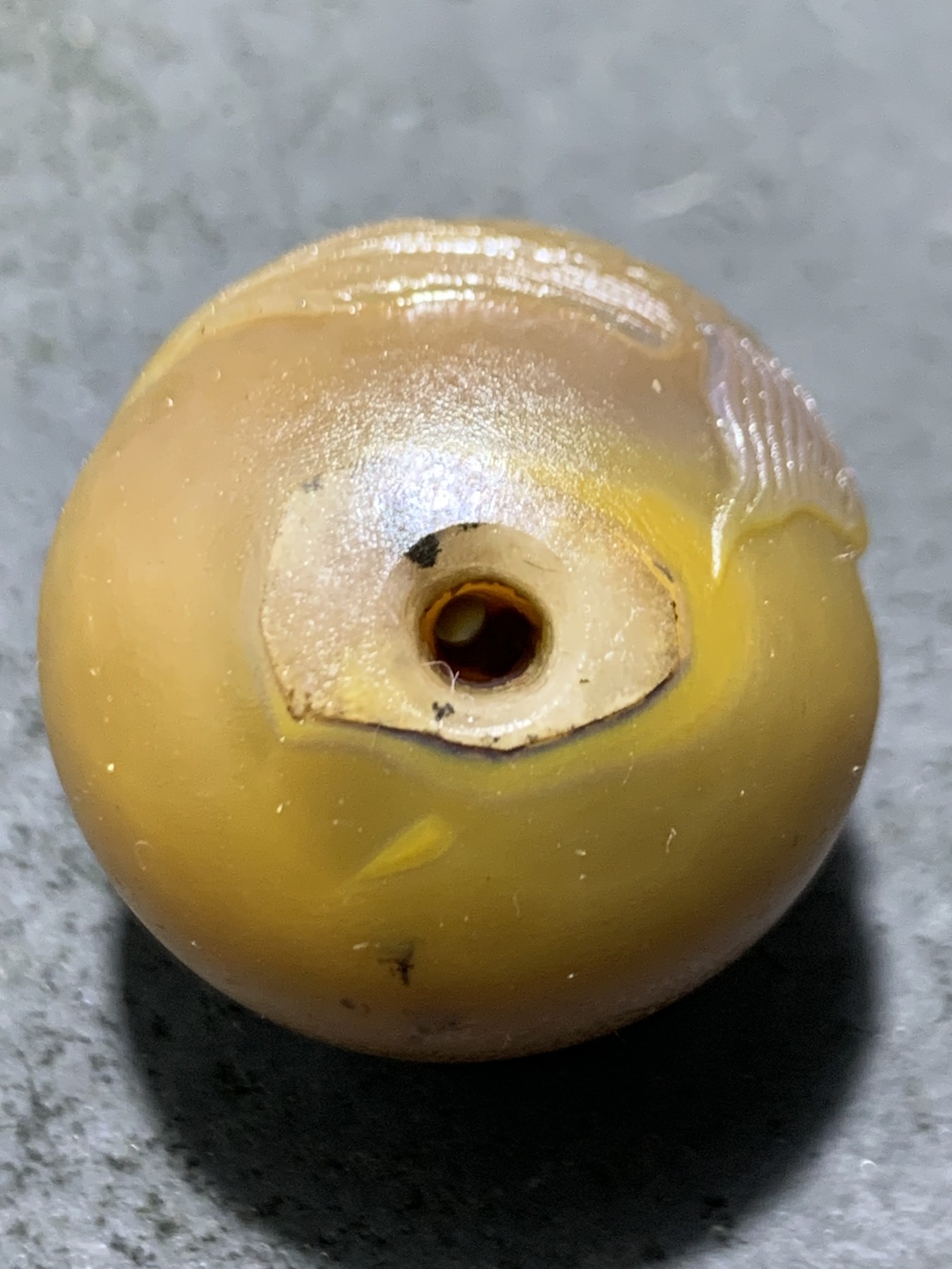 精美亚光战国红玛瑙手工俏色巧雕燕尾鱼圆珠一个，寓意，富贵有余，