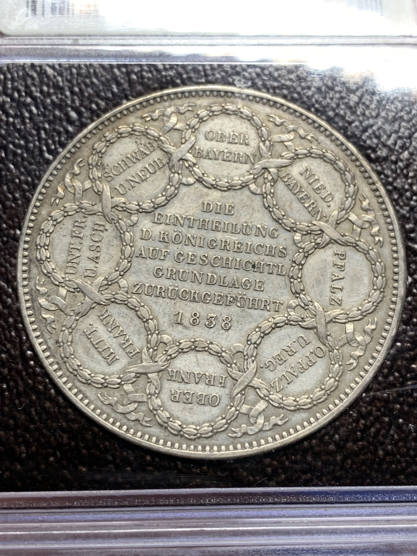 《竞宝斋》第208场-周日，周一 2场 (全场包邮) ICG EF40 德国 1838年 巴伐利亚议会 同盟 2泰勒大银币 37克 早期大银币 细节好 小蛮腰盒子非常经典