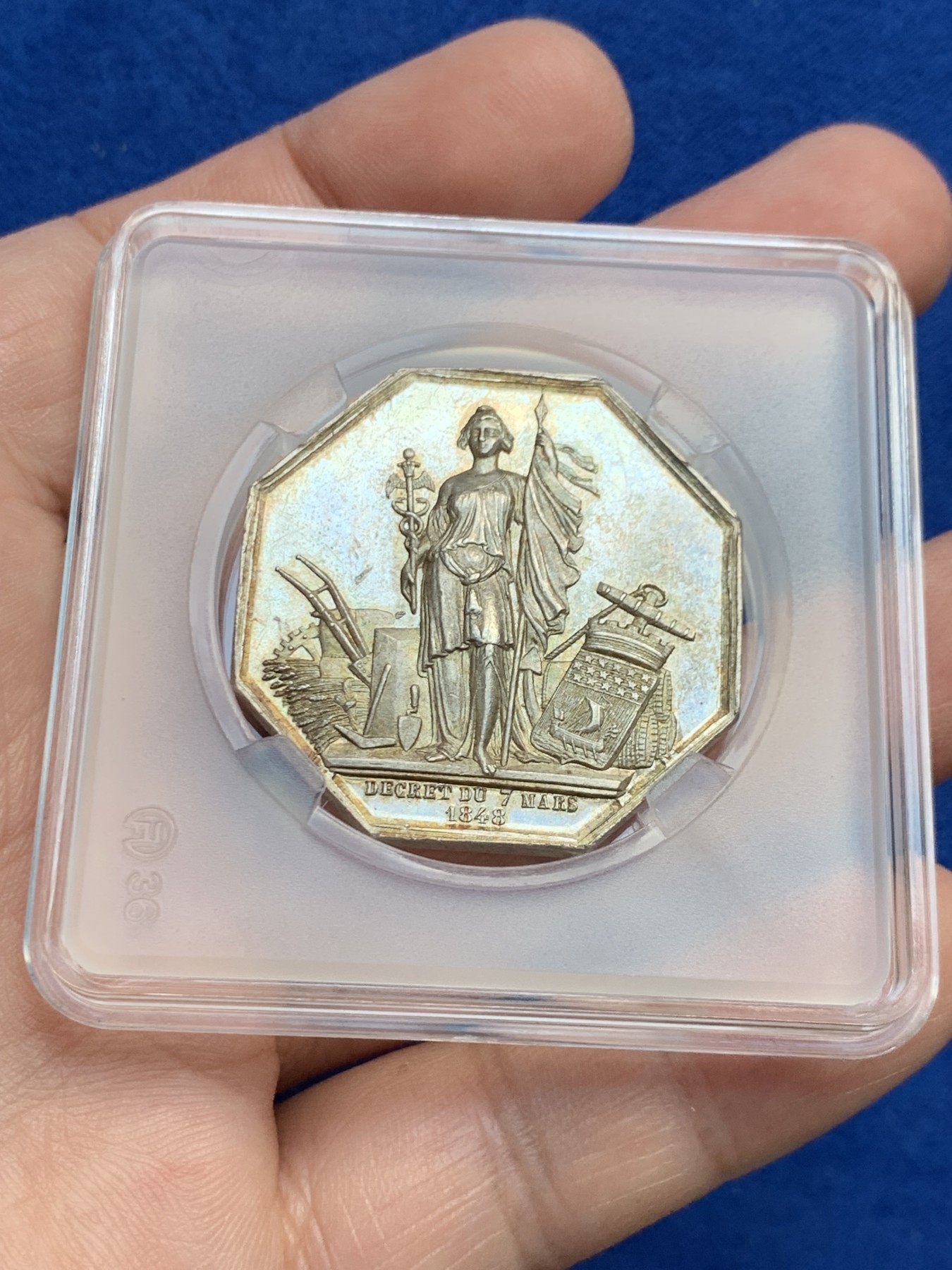 《竞宝斋》第208场-周日，周一 2场 (全场包邮) 法国贴现银行银质八角代币 人脸清晰高点无磨损 底板带镜面感，早期无边铭 品相不错 34.6mm 19.4g（送小方盒）细节见图