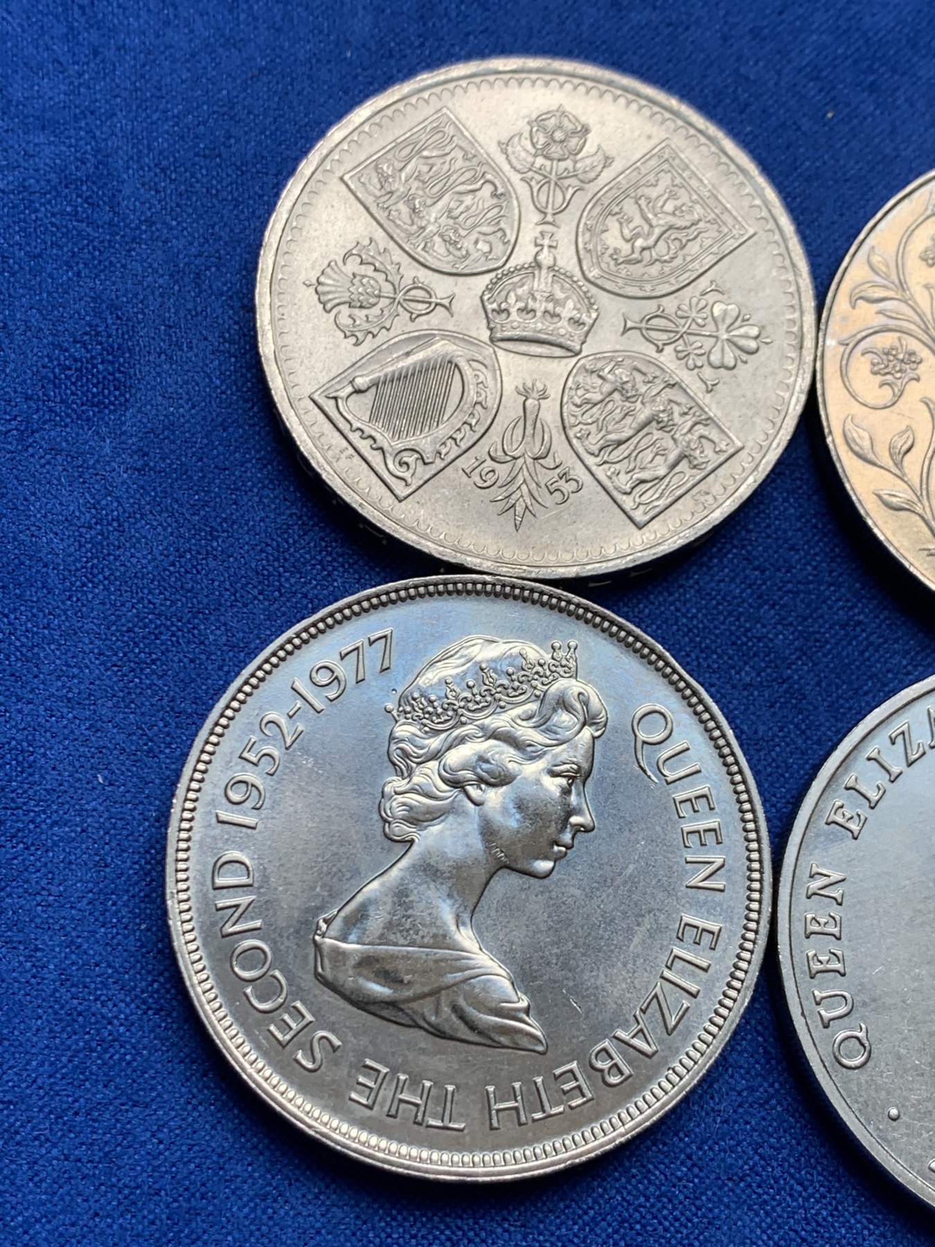 《竞宝斋》第208场-周日，周一 2场 (全场包邮) 4枚一组 伊丽莎白女王克朗型大镍币，圣赫勒拿两枚，英国两枚，女王像栩栩如生