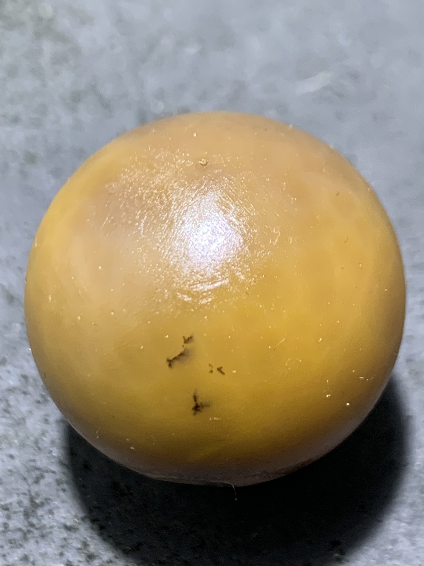 精美亚光战国红玛瑙手工俏色巧雕燕尾鱼圆珠一个，寓意，富贵有余，