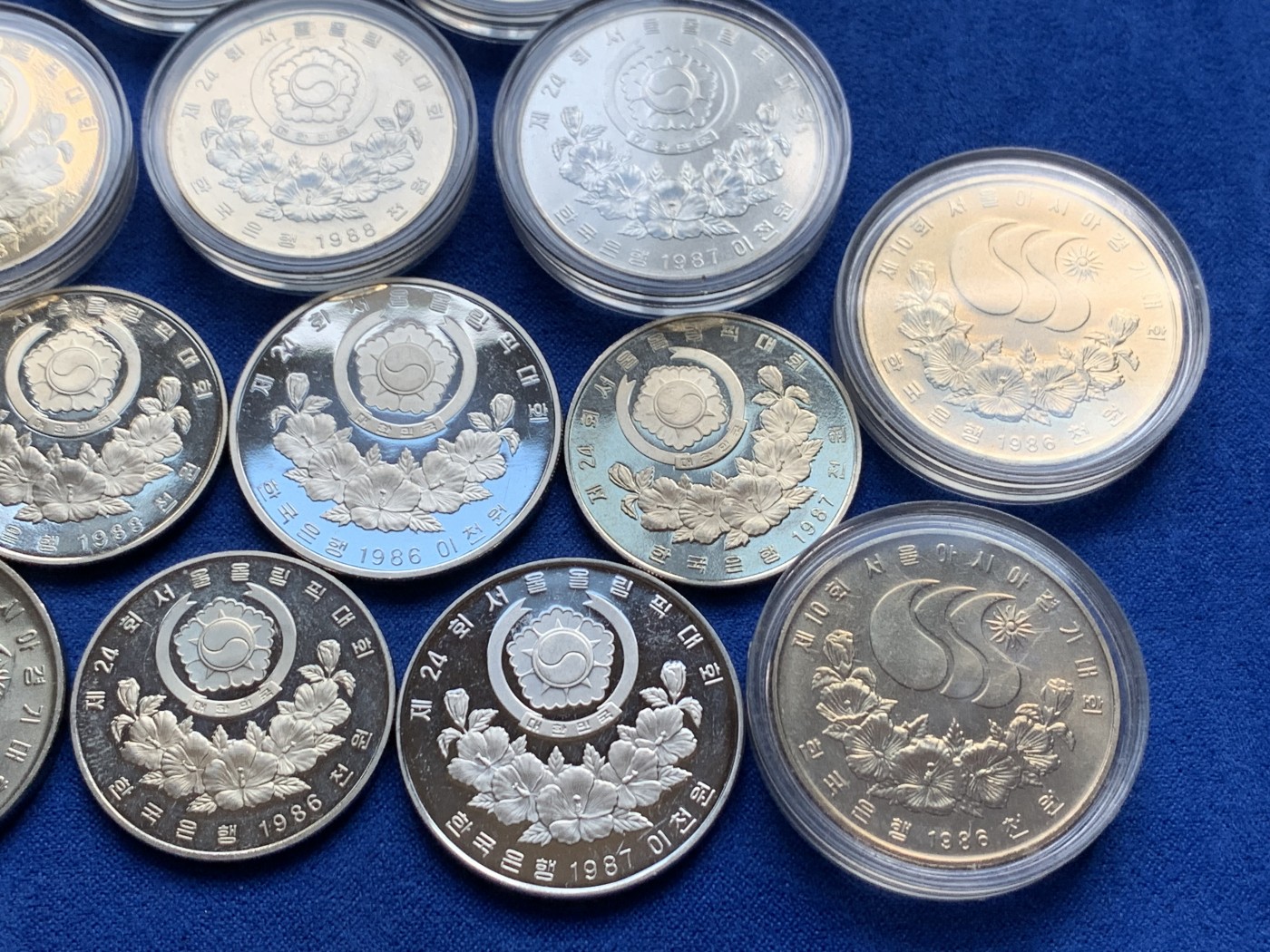 《竞宝斋》第208场-周日，周一 2场 (全场包邮) 韩国纪念币一组15枚，含精制类纪念币，圆盒为套币里面拆出的