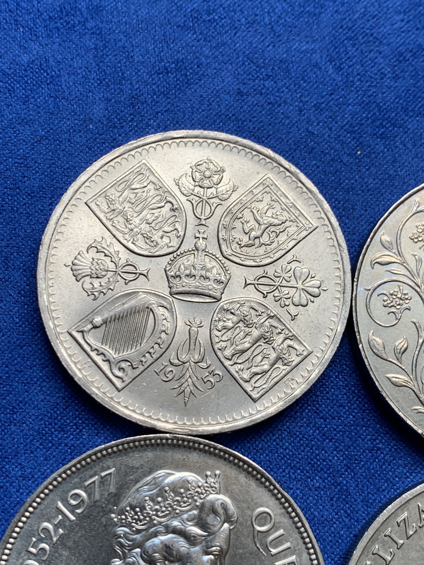 《竞宝斋》第208场-周日，周一 2场 (全场包邮) 4枚一组 伊丽莎白女王克朗型大镍币，圣赫勒拿两枚，英国两枚，女王像栩栩如生