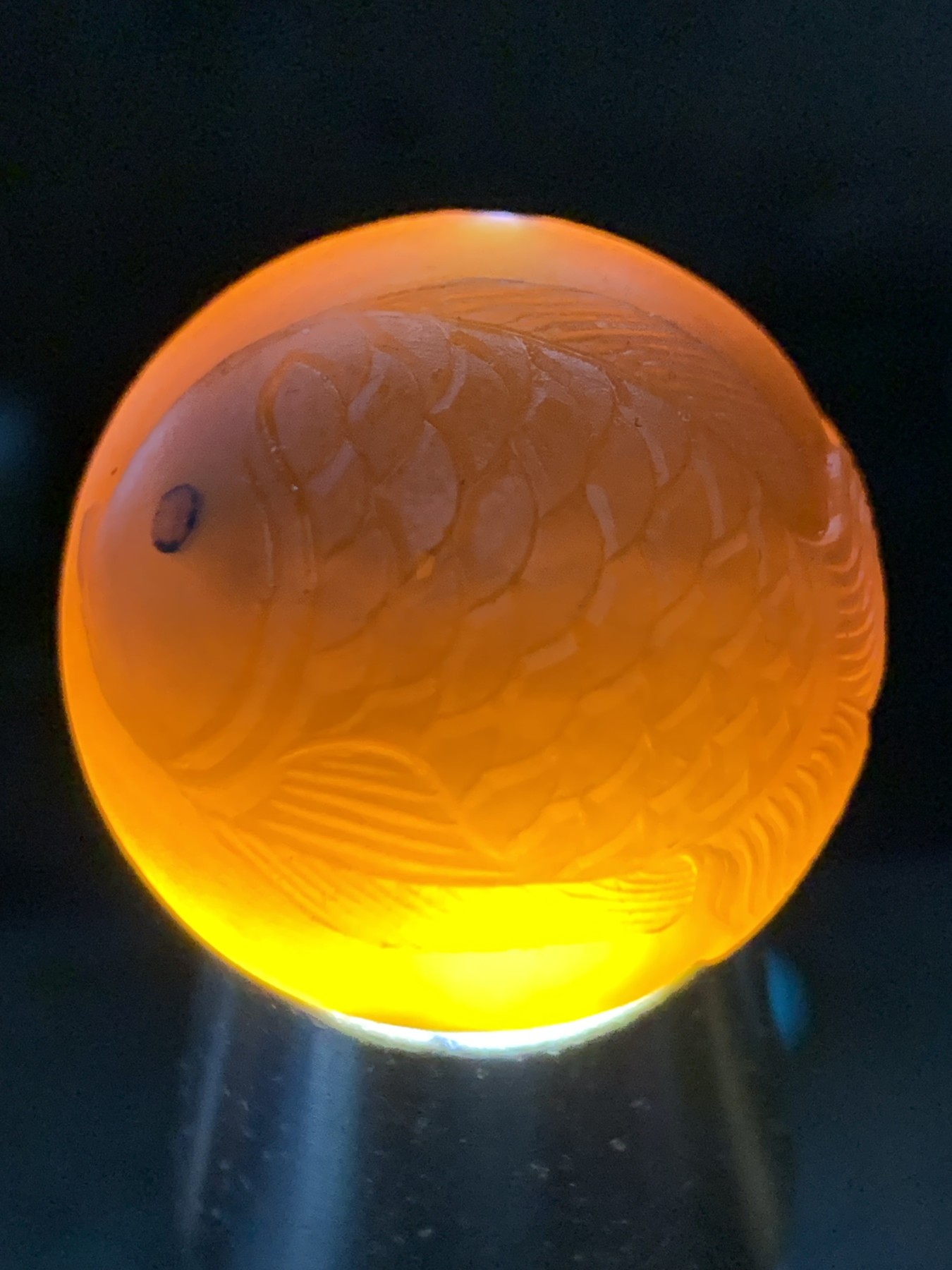 精美亚光战国红玛瑙手工俏色巧雕燕尾鱼圆珠一个，寓意，富贵有余，