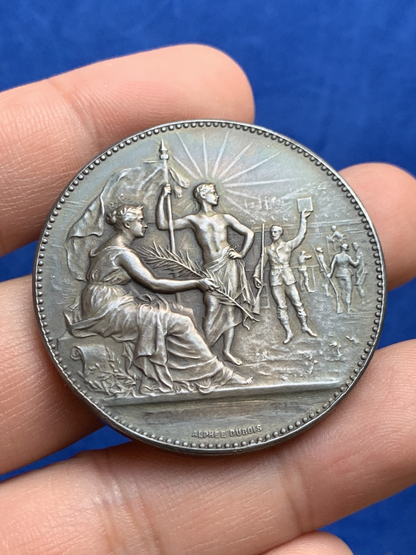 《竞宝斋》第208场-周日，周一 2场 (全场包邮) 法国射击比赛银章 41mm 重41.2g 边铭丰饶角2A 包浆入骨 品相不错（送原盒）