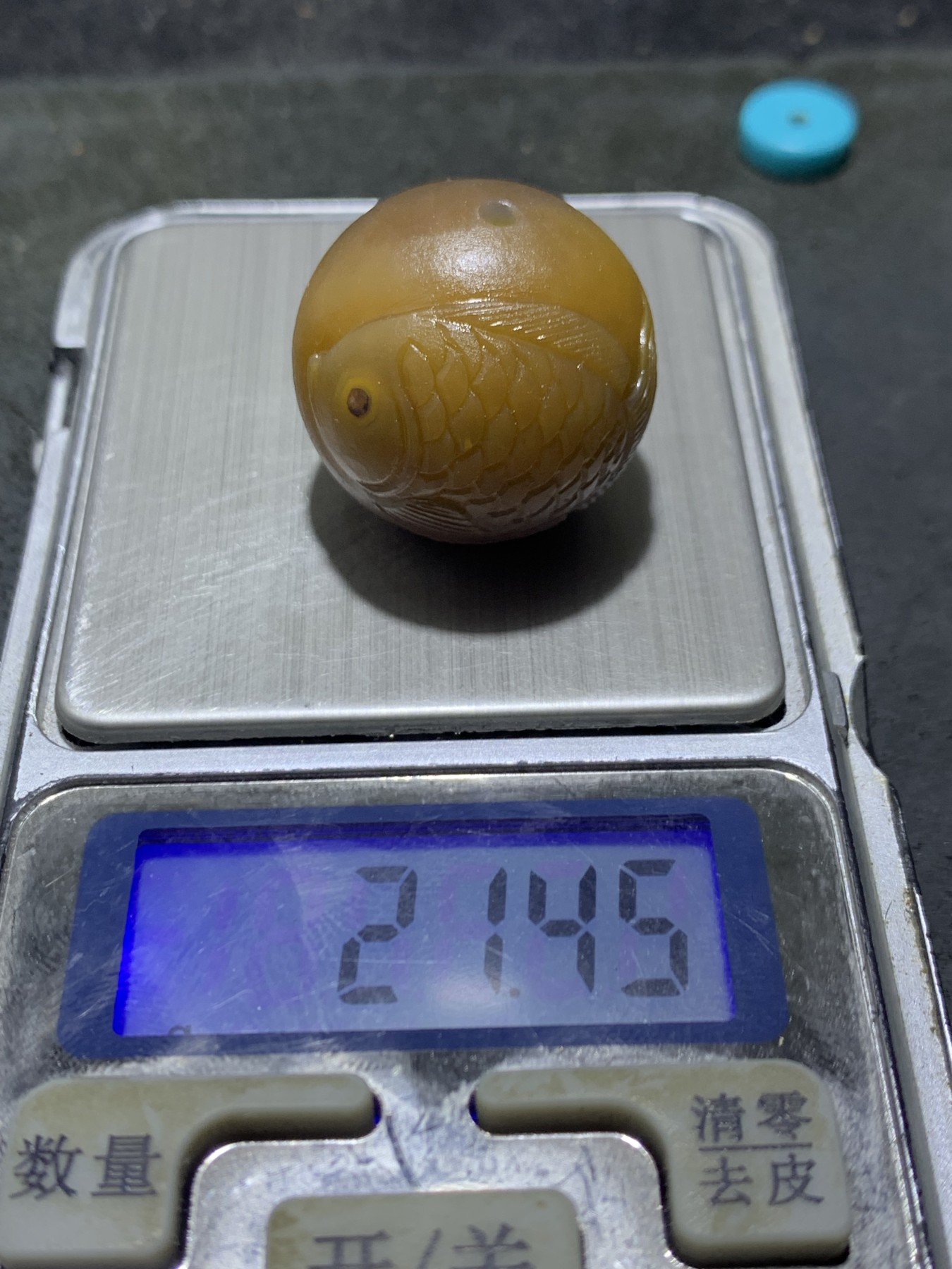 精美亚光战国红玛瑙手工俏色巧雕燕尾鱼圆珠一个，寓意，富贵有余，