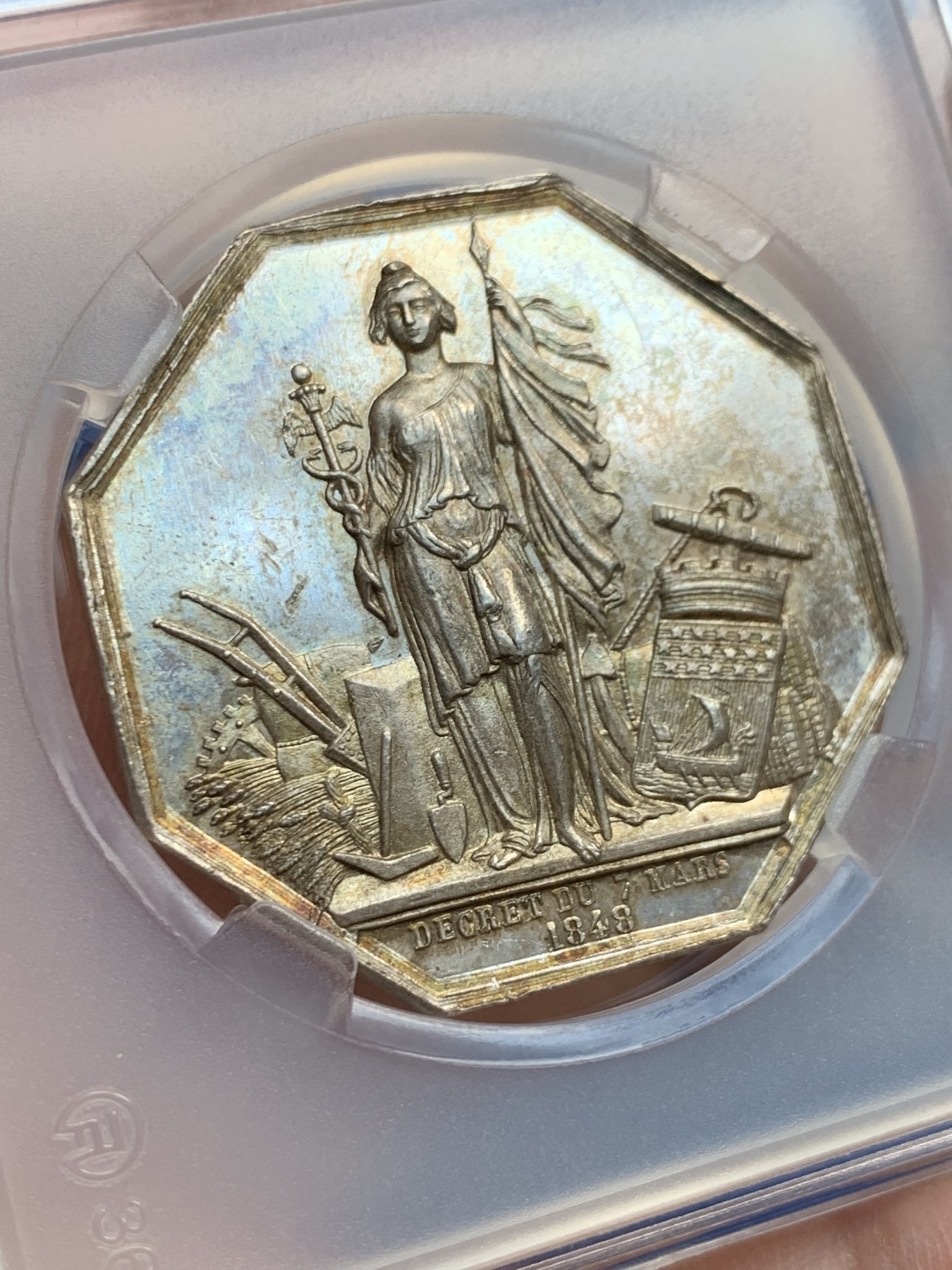 《竞宝斋》第208场-周日，周一 2场 (全场包邮) 法国贴现银行银质八角代币 人脸清晰高点无磨损 底板带镜面感，早期无边铭 品相不错 34.6mm 19.4g（送小方盒）细节见图