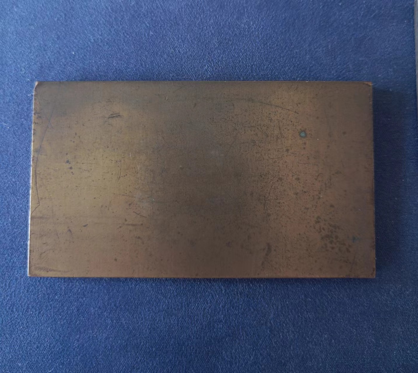 外国章牌第十八期 战斗羚羊，T'henot 动物系列，82x47mm，丰饶角边铭，铜锈