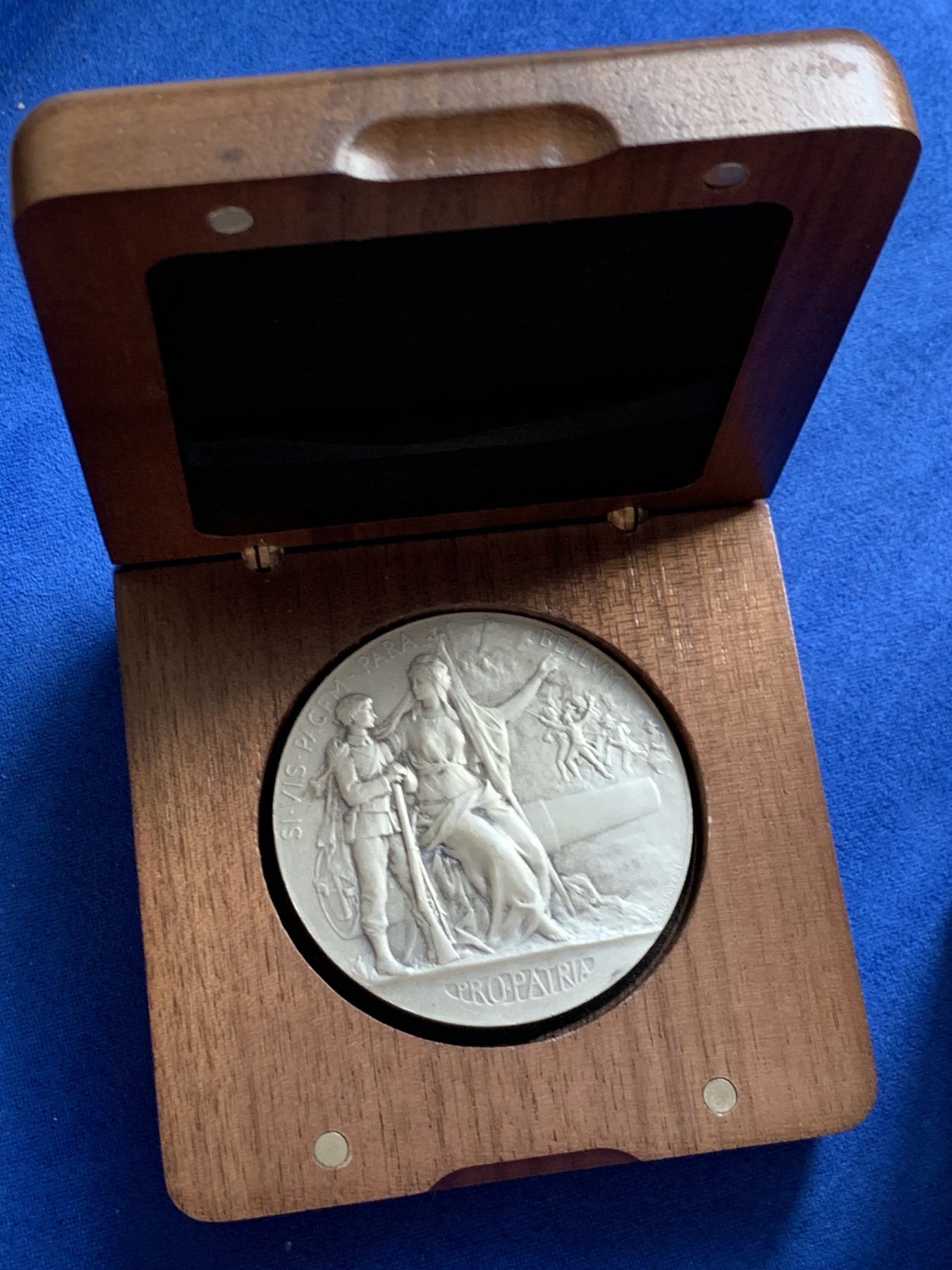 《竞宝斋》第208场-周日，周一 2场 (全场包邮) 法国军事战争准备银章 49.7mm 63.3g 边铭丰饶角银标 品相不错（送磁吸木盒）