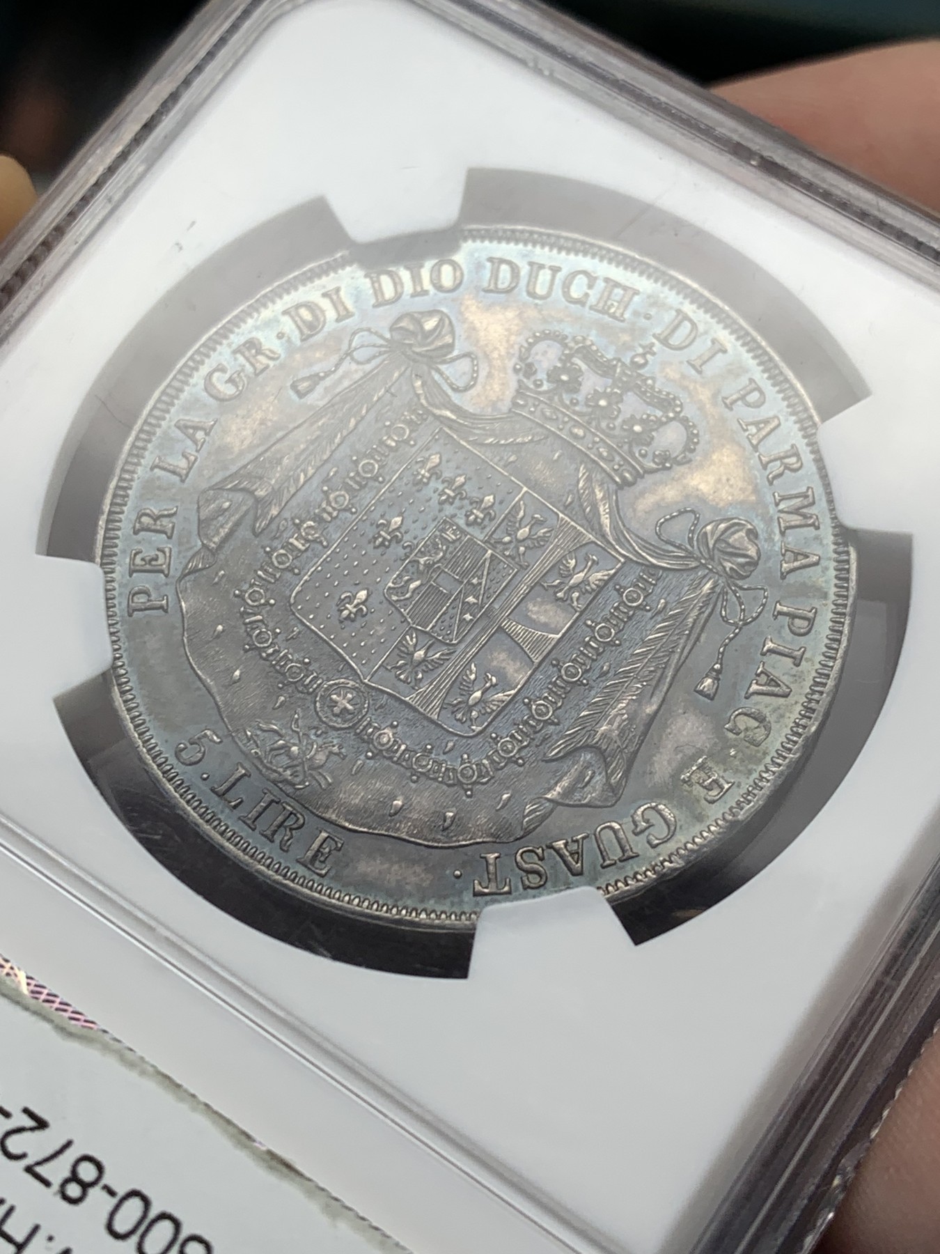 《竞宝斋》第208场-周日，周一 2场 (全场包邮) NGC AU58 意大利1815年帕尔马5里拉，这两年极度热门的品种，今年日本AW拍卖的63分达到了创纪录的4万5千人民币。此枚58分所见最佳，早期严评。均匀灰黑色包浆中带点五彩，性价比极高。