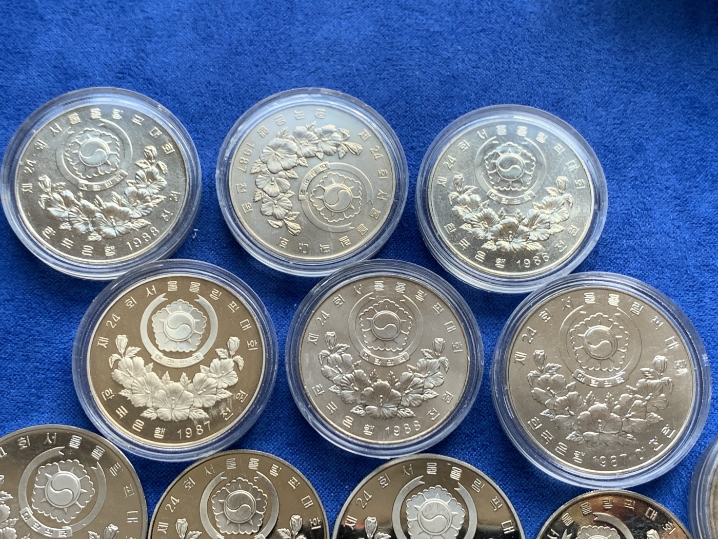 《竞宝斋》第208场-周日，周一 2场 (全场包邮) 韩国纪念币一组15枚，含精制类纪念币，圆盒为套币里面拆出的