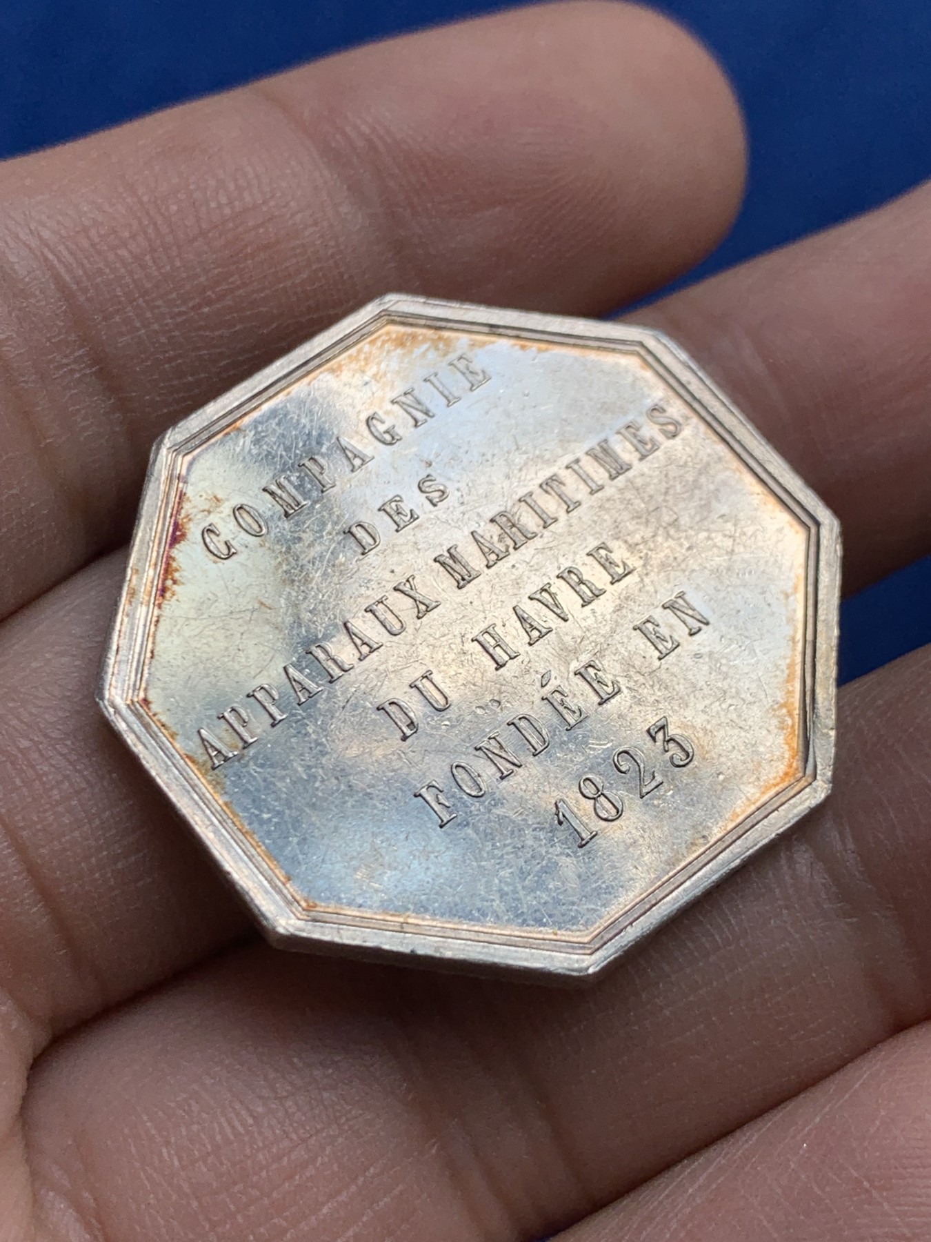 《竞宝斋》第208场-周日，周一 2场 (全场包邮) 法国1845-1860少见的港口景观八角银质代币 32mm 15.4g 手指铭