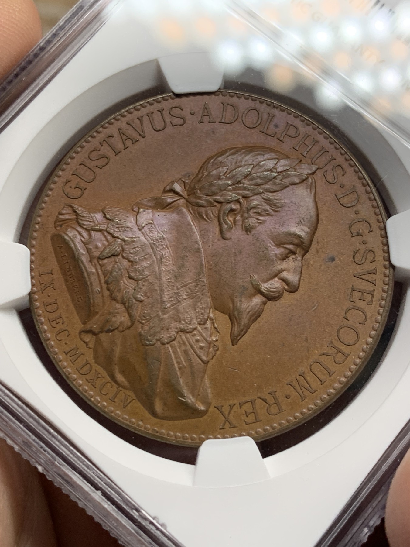 《竞宝斋》第208场-周日，周一 2场 (全场包邮) NGC MS64 瑞典1894年古斯塔夫二世三百周年纪念铜章 巧克力包浆 细节好