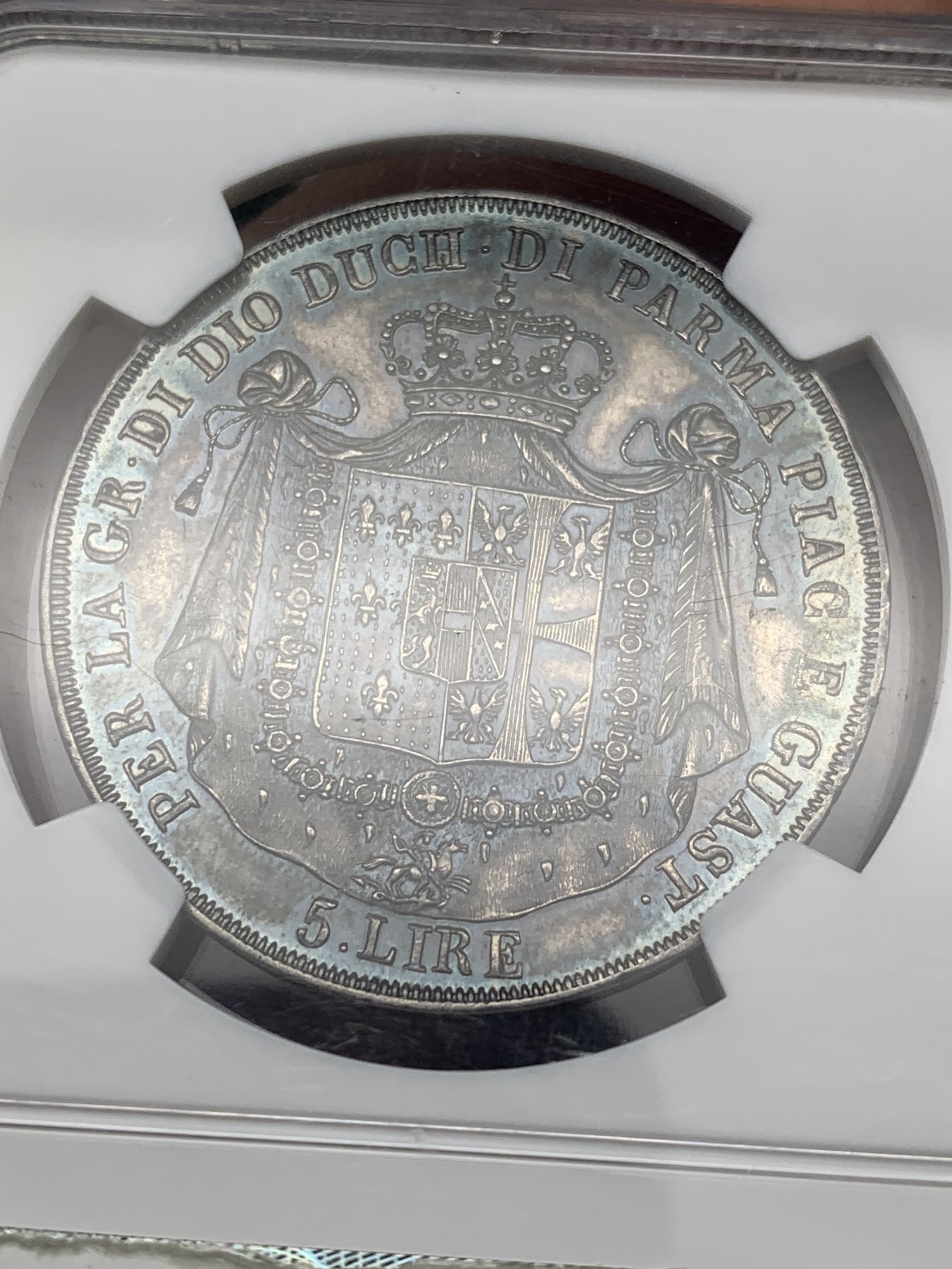 《竞宝斋》第208场-周日，周一 2场 (全场包邮) NGC AU58 意大利1815年帕尔马5里拉，这两年极度热门的品种，今年日本AW拍卖的63分达到了创纪录的4万5千人民币。此枚58分所见最佳，早期严评。均匀灰黑色包浆中带点五彩，性价比极高。