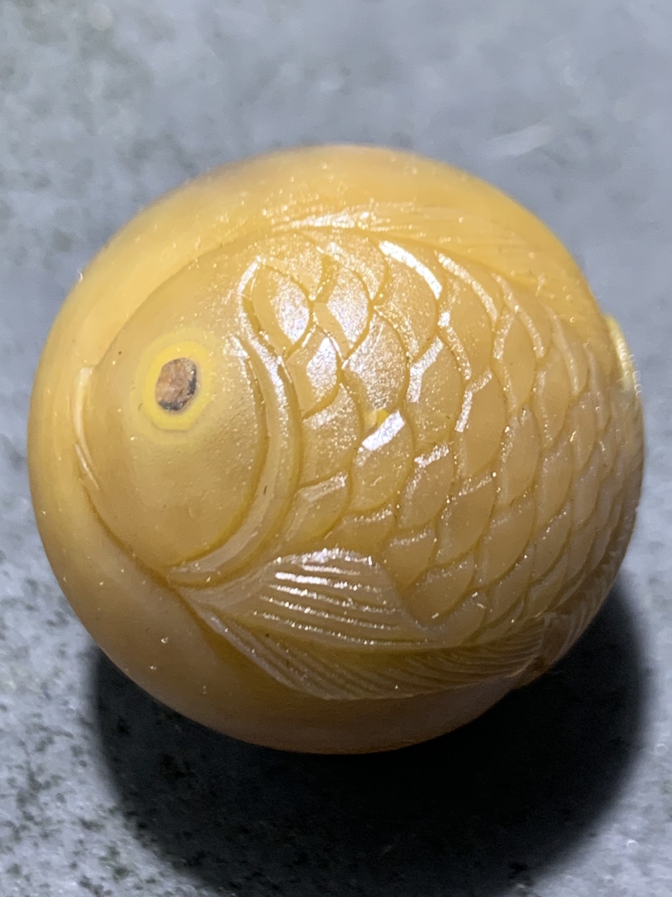 精美亚光战国红玛瑙手工俏色巧雕燕尾鱼圆珠一个，寓意，富贵有余，