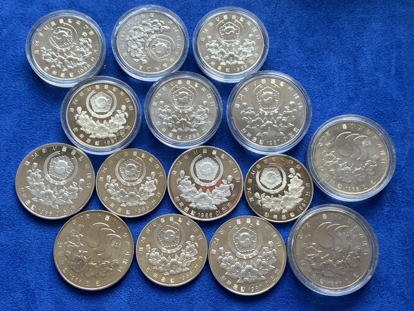 《竞宝斋》第208场-周日，周一 2场 (全场包邮) 韩国纪念币一组15枚，含精制类纪念币，圆盒为套币里面拆出的