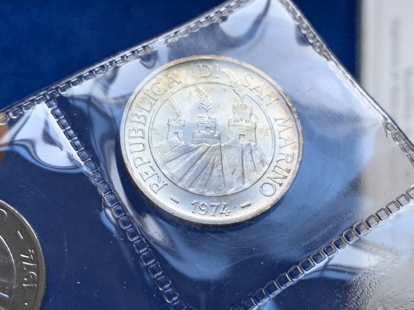 《竞宝斋》第208场-周日，周一 2场 (全场包邮) 圣马力诺1974套币，含一枚500里拉银币 原盒证