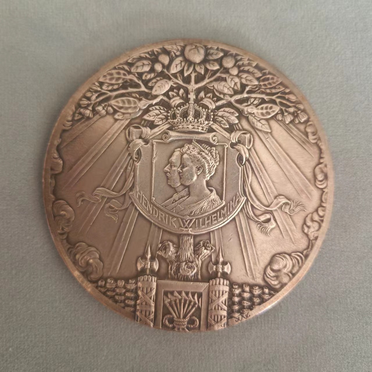 外国章牌第十八期 1909 年荷兰银章，朱莉安娜公主诞生，直径 65mm，边缘银标。