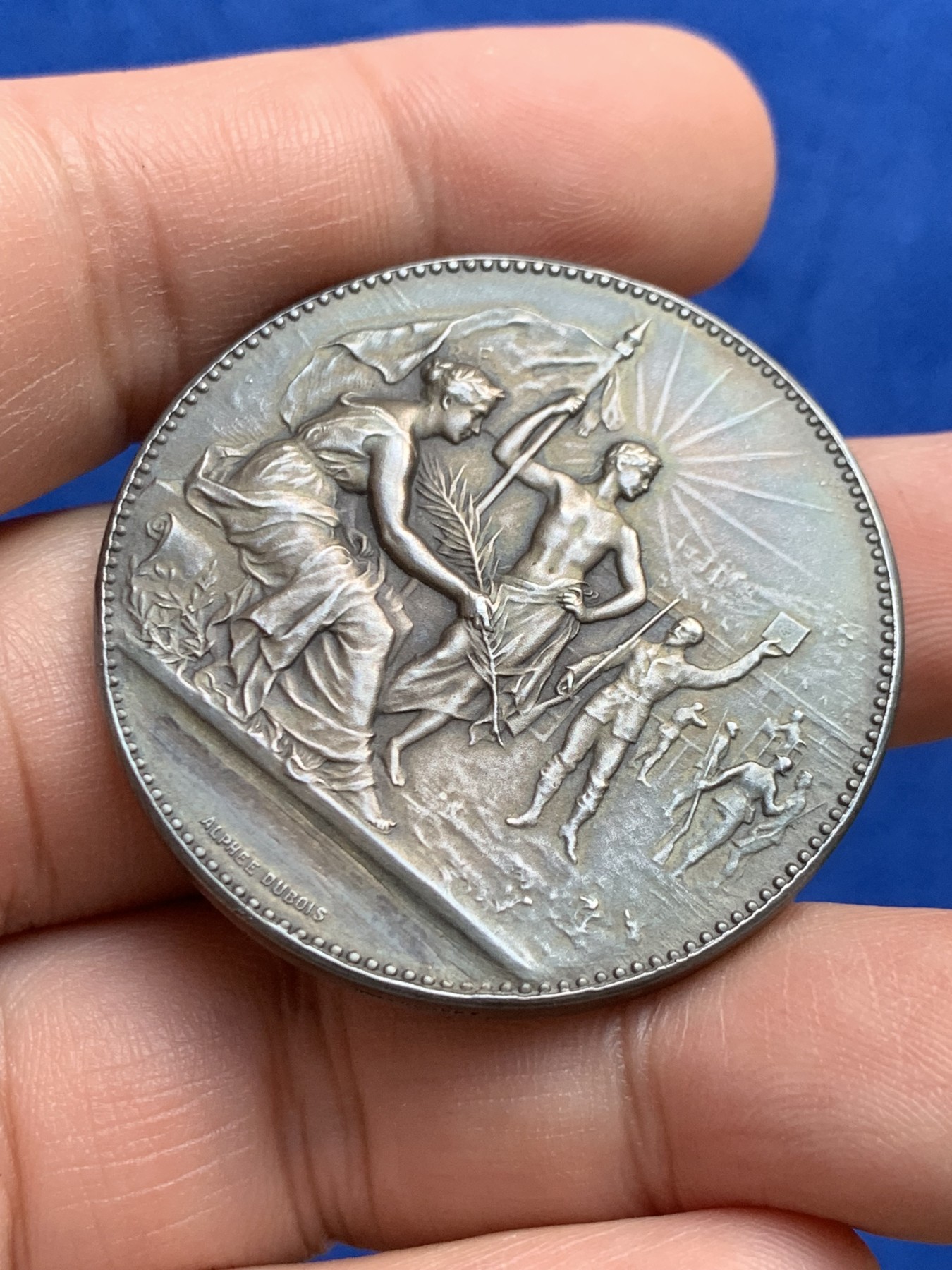 《竞宝斋》第208场-周日，周一 2场 (全场包邮) 法国射击比赛银章 41mm 重41.2g 边铭丰饶角2A 包浆入骨 品相不错（送原盒）