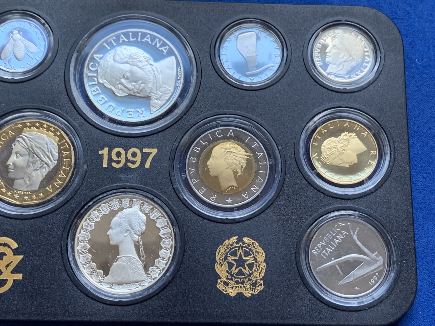 《竞宝斋》第208场-周日，周一 2场 (全场包邮) 意大利1997年精制套币。纪念人物为浪漫主义歌剧乐派的多尼采蒂，诺贝尔文学奖获得者。另200里拉与500里拉双色币也是独年设计