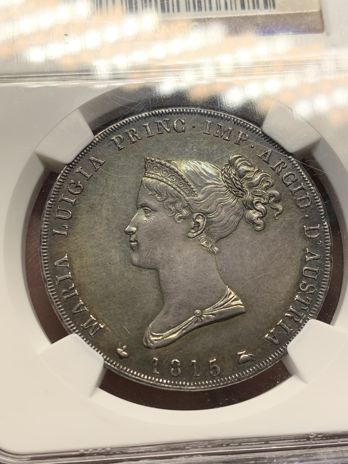 《竞宝斋》第208场-周日，周一 2场 (全场包邮) NGC AU58 意大利1815年帕尔马5里拉，这两年极度热门的品种，今年日本AW拍卖的63分达到了创纪录的4万5千人民币。此枚58分所见最佳，早期严评。均匀灰黑色包浆中带点五彩，性价比极高。