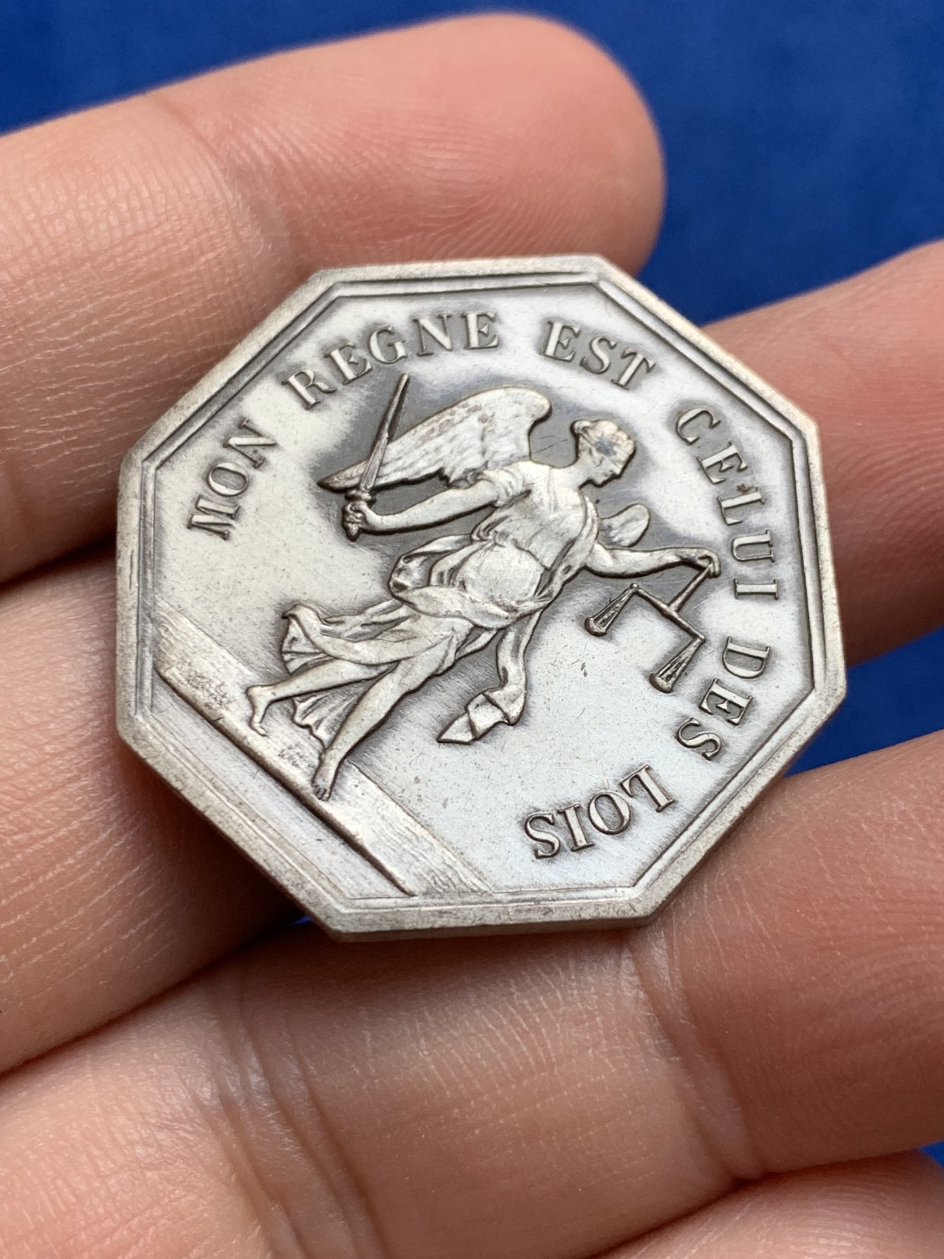 《竞宝斋》第208场-周日，周一 2场 (全场包邮) 法国 公平女神银质八角代币 对角33mm 重量13.9g 边铭 丰饶角银标