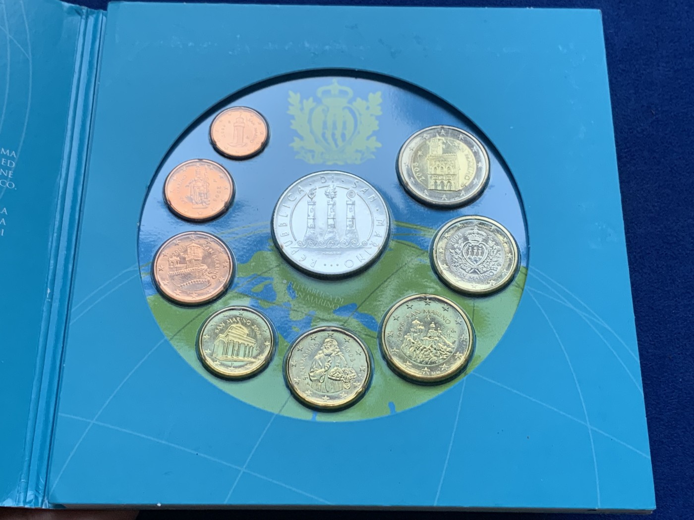 《竞宝斋》第208场-周日，周一 2场 (全场包邮) 圣马力诺2008年套币。欧元设计巧妙，最大的是925银币、32毫米、18克