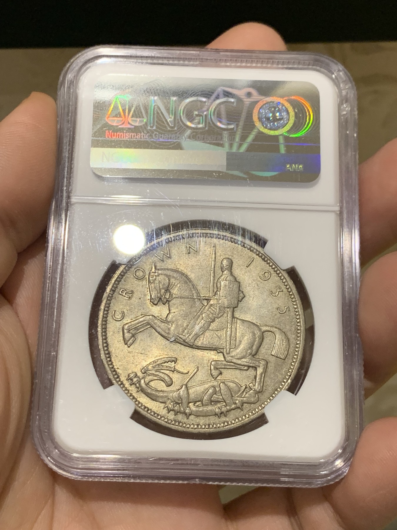 《竞宝斋》第208场-周日，周一 2场 (全场包邮) 高级分数 NGC-MS65 英国 1935年木马剑克朗银币 铁灰色欧洲包浆 65分已经很难了