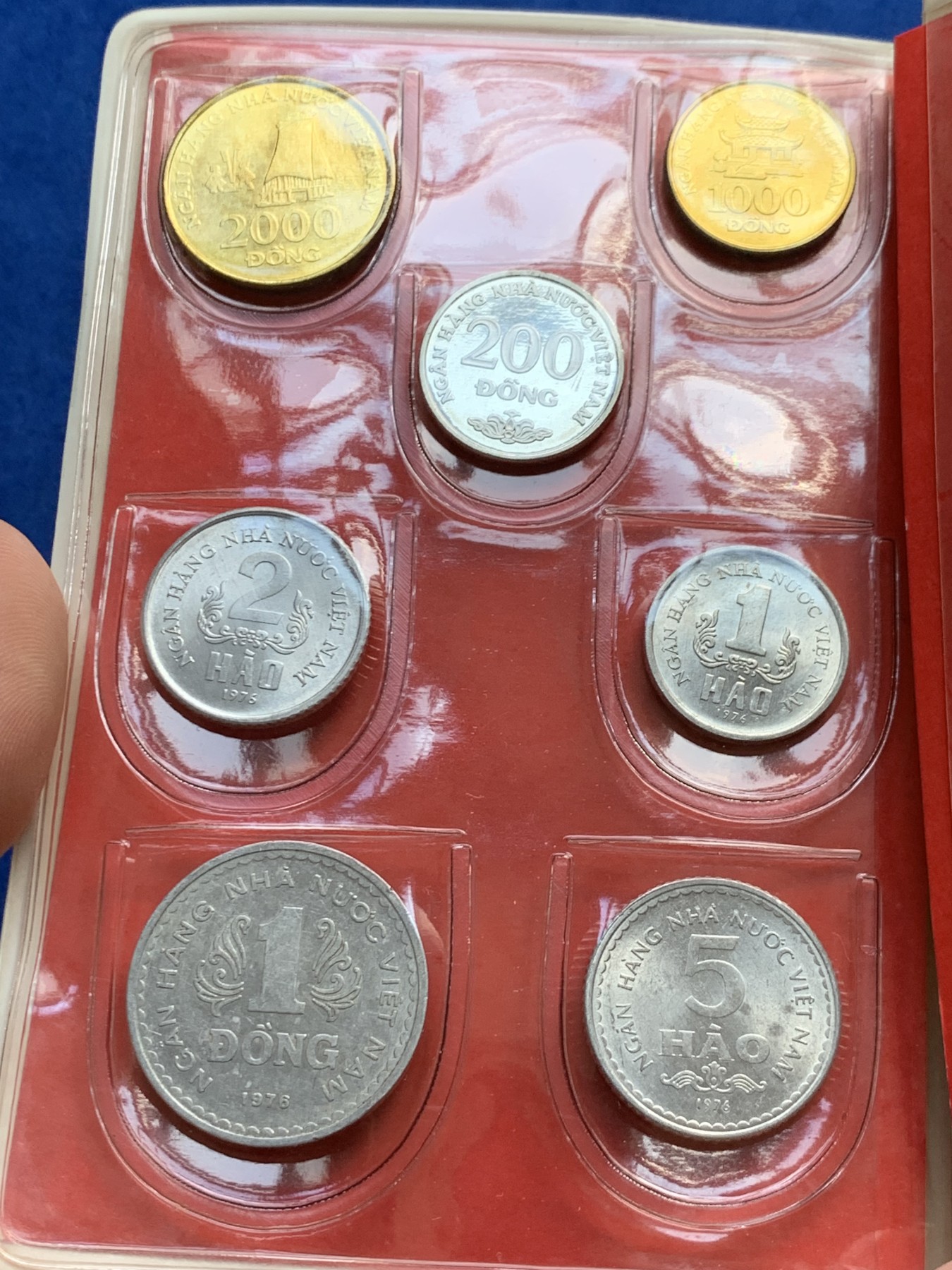 《竞宝斋》第208场-周日，周一 2场 (全场包邮) 越南 7枚装 套币 比较少见的装帧方式 年份 状态 请见图