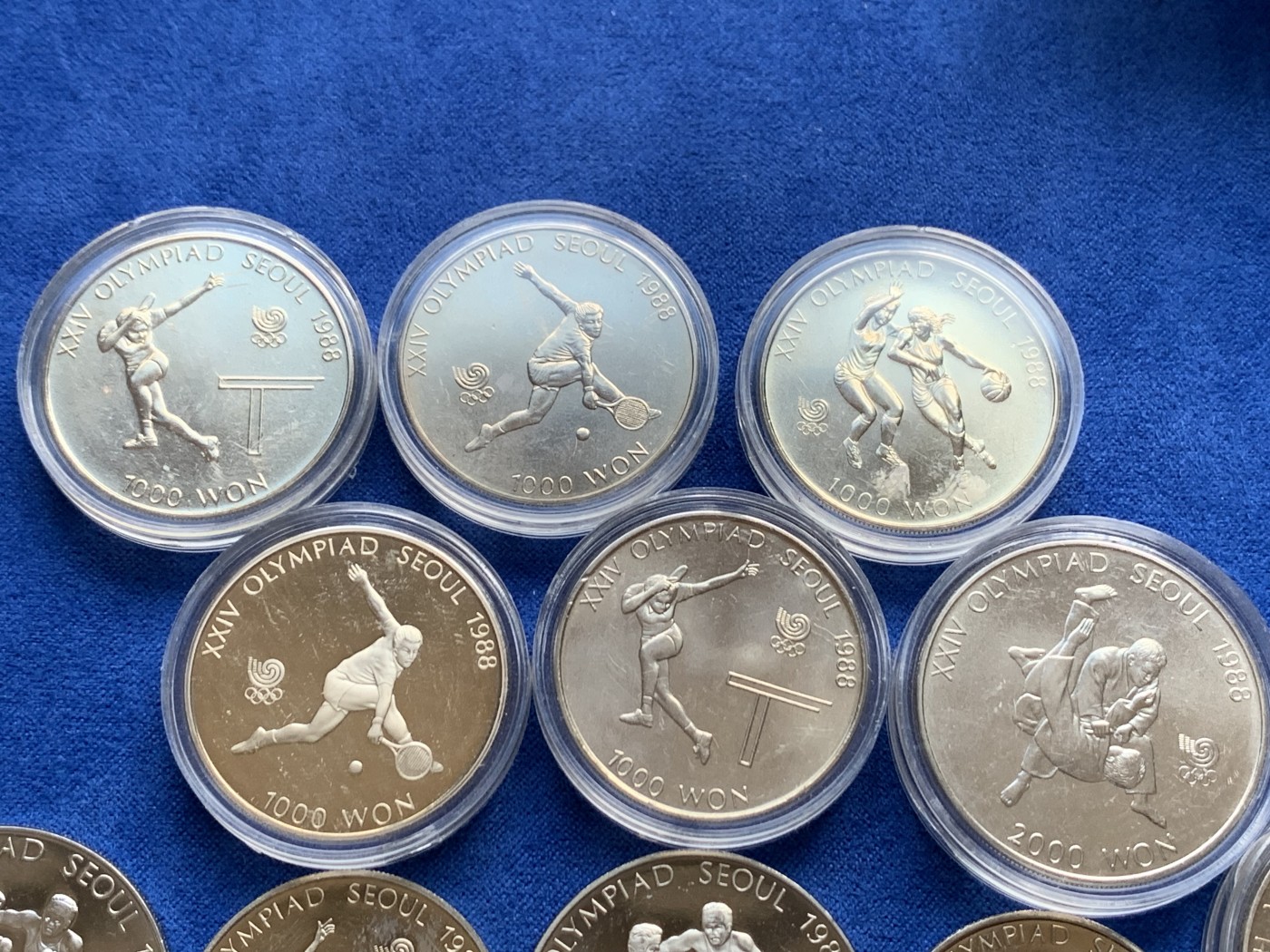 《竞宝斋》第208场-周日，周一 2场 (全场包邮) 韩国纪念币一组15枚，含精制类纪念币，圆盒为套币里面拆出的